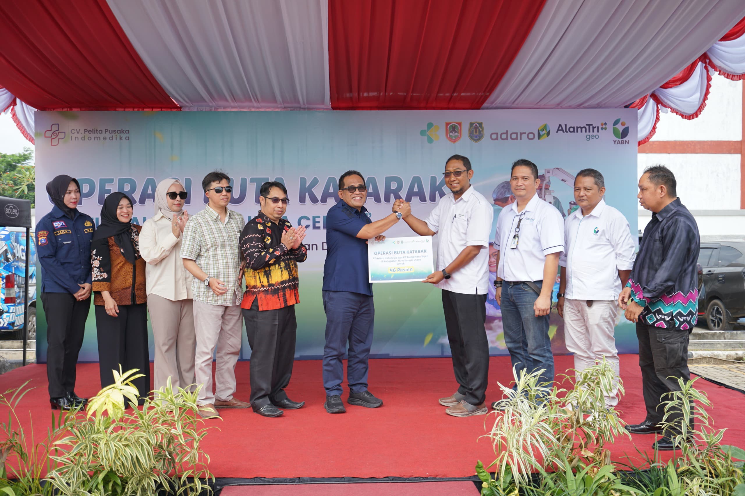 KOLABORASI:CSR Department Head PT Adaro Indonesia, Iwan Ridwan dan Bupati HSU, Sahrujani bersama jajaran PT Adaro Indonesia, PT Saptaindra Sejati bersama Yayasan Amanah Bangun Negeri (YABN).