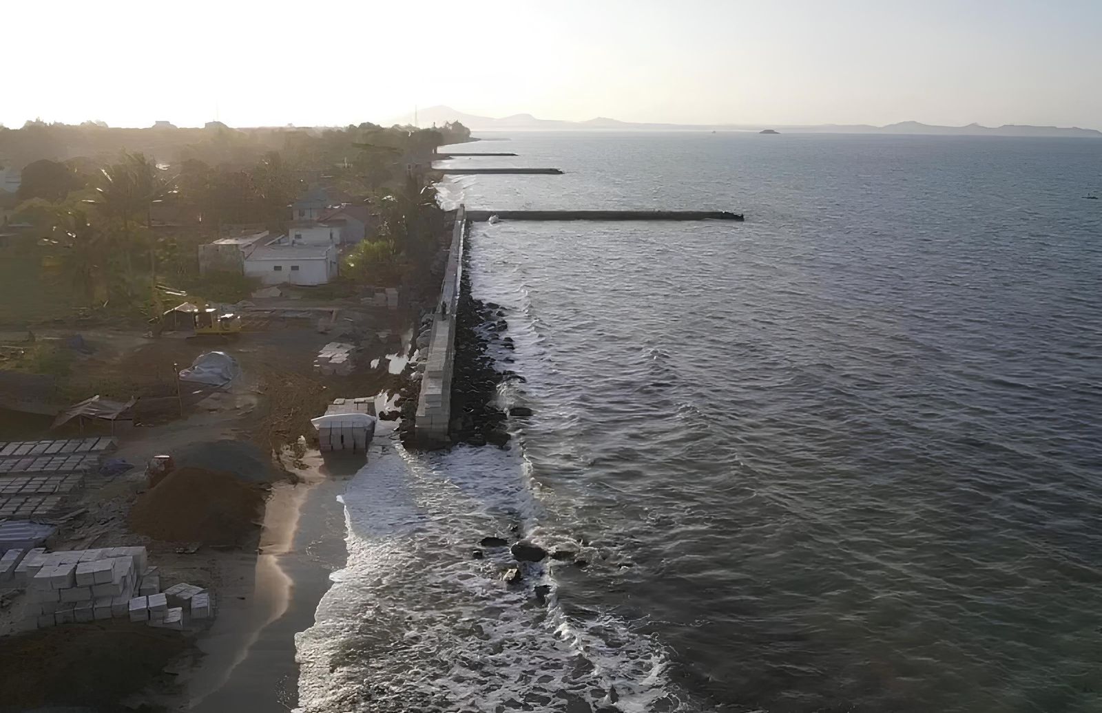 TANGKAL ABRASI:Dinas PUPR Tanbu membangun pengaman pantai di Pantai Pagatan, Kabupaten Tanah Bumbu (Tanbu). (Foto: Dinas PUPR Tanbu untuk Radar Banjarmasin)