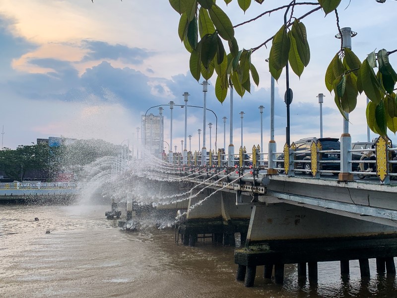 KEMBALI MENYALA: Air mancur menari di Jembatan 9 November alias Jembatan Pasar Lama kembali beroperasi, Ahad (28/9) sore.