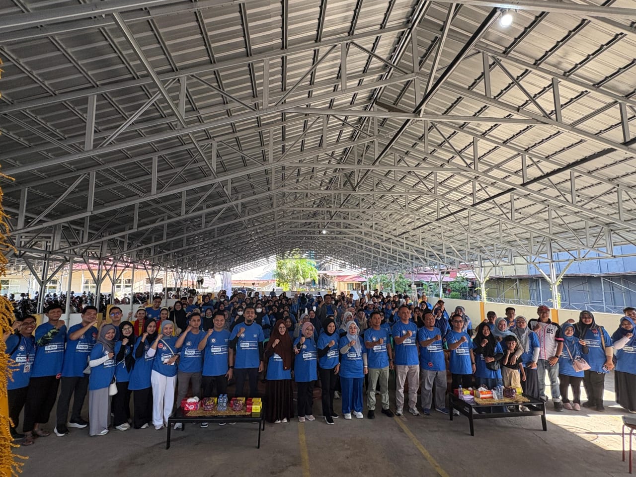 MERIAH:Wali Kota Banjarmasin, HM Yamin HR dan Ketua TP PKK Kota Banjarmasin, Hj Neli Listriani berfoto bersama para apoteker anggota PC IAI Kota Banjarmasin.