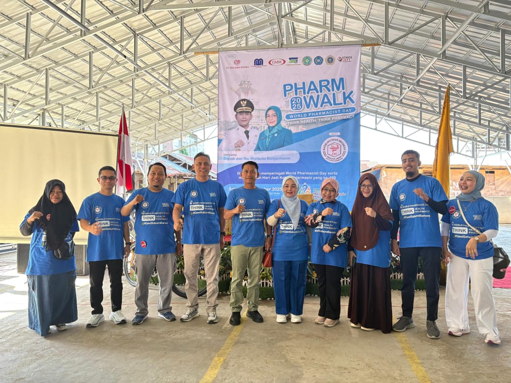 PHARM WALK: Wali Kota Banjarmasin, HM Yami HR dan Ketua TP PKK Kota Banjarmasin, Hj Neli Listriani hadir di acara World Pharmacist Day di Halaman UNISM Banjarmasin, Sabtu (27/9/2025).
