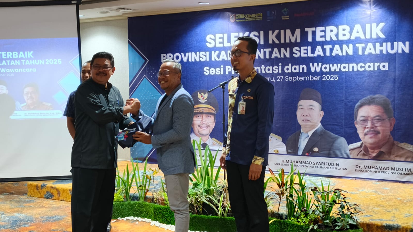 APRESIASI:Kepala Diskominfo Kalsel, Muhamad Muslim saat memberikan kenang-kenangan kepada dewan juri seleksi KIM tingkat Provinsi Kalsel.