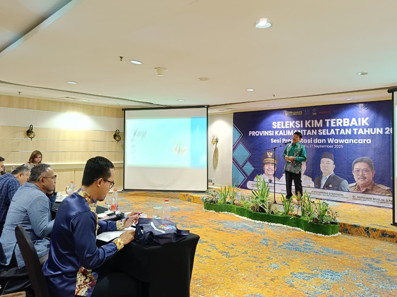 PRESENTASI:KIM Tangguh Mentaos saat menyuguhkan presentasi dihadapan para juri.
