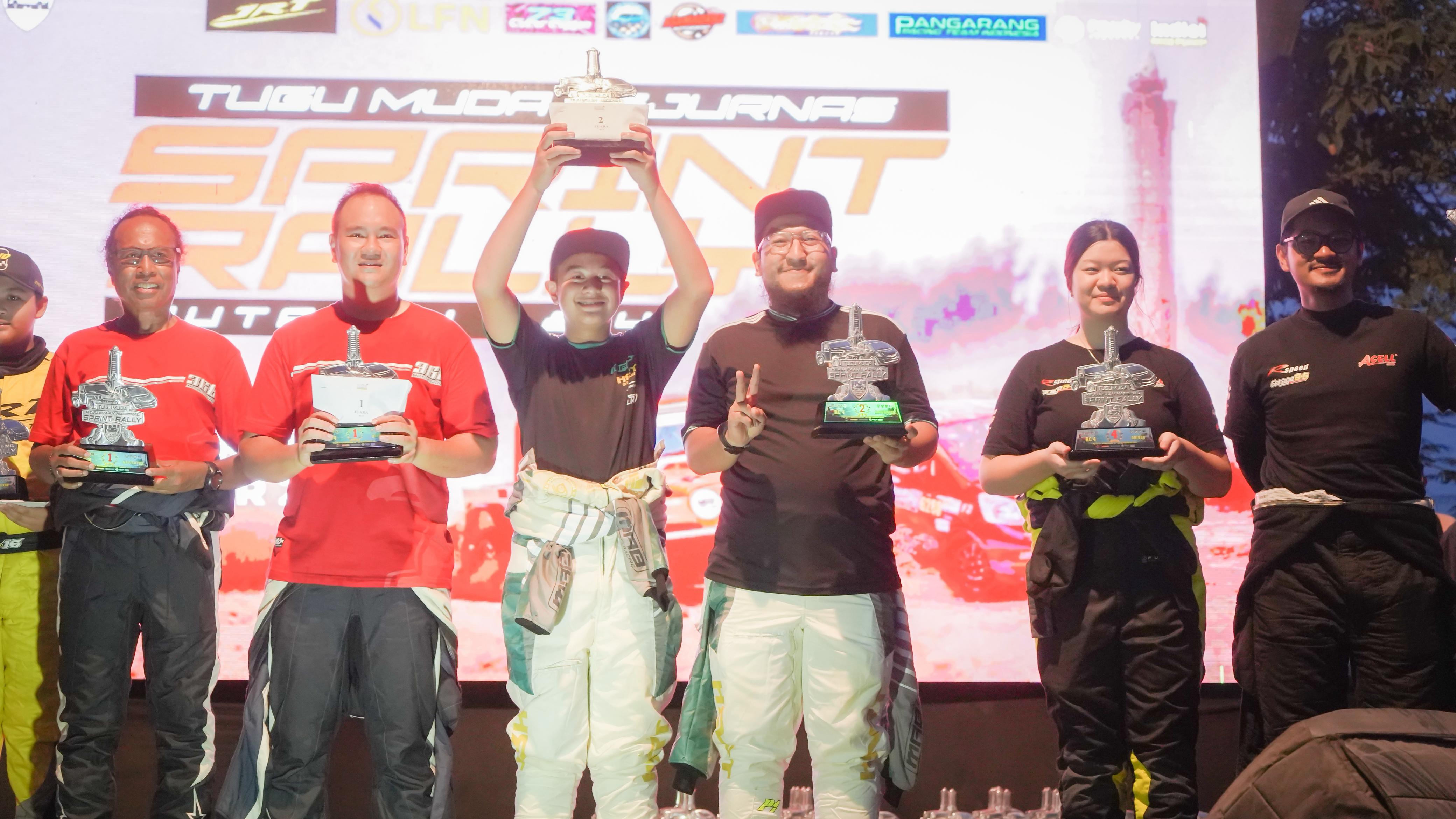 PODIUM: Ahmad Sakha Rakhim berhasil naik podium di debutnya pada Kejurnas Sprint Rally. Foto Rahman Nor Wahyudi