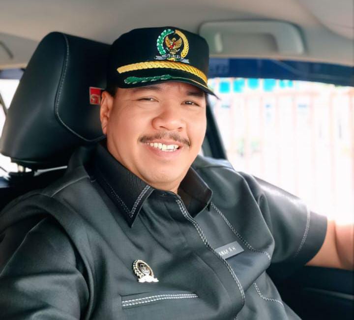BERI KETERANGAN: Ketua Komisi I DPRD Tapin Rustan Nawawi yang juga warga Kecamatan Piani menyampaikan apresiasi terkait pemasangan lampu penerangan jalan. Foto Dok Pribadi