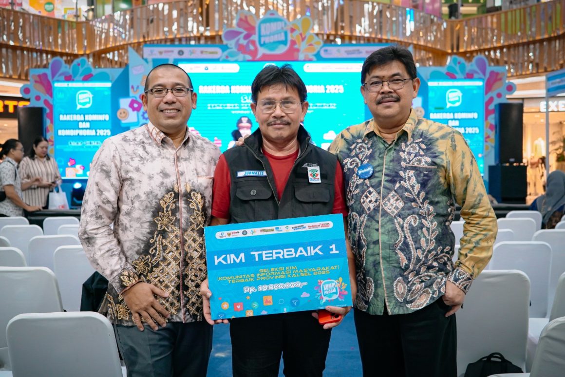 JUARA:KIM Tangguh usai diumumkan meraih predikat Terbaik 1 se-Kalsel pada penutupan Rakerda Kominfo dan Komdiphora di Q Mall Banjarbaru, sabtu (27/9/2025).