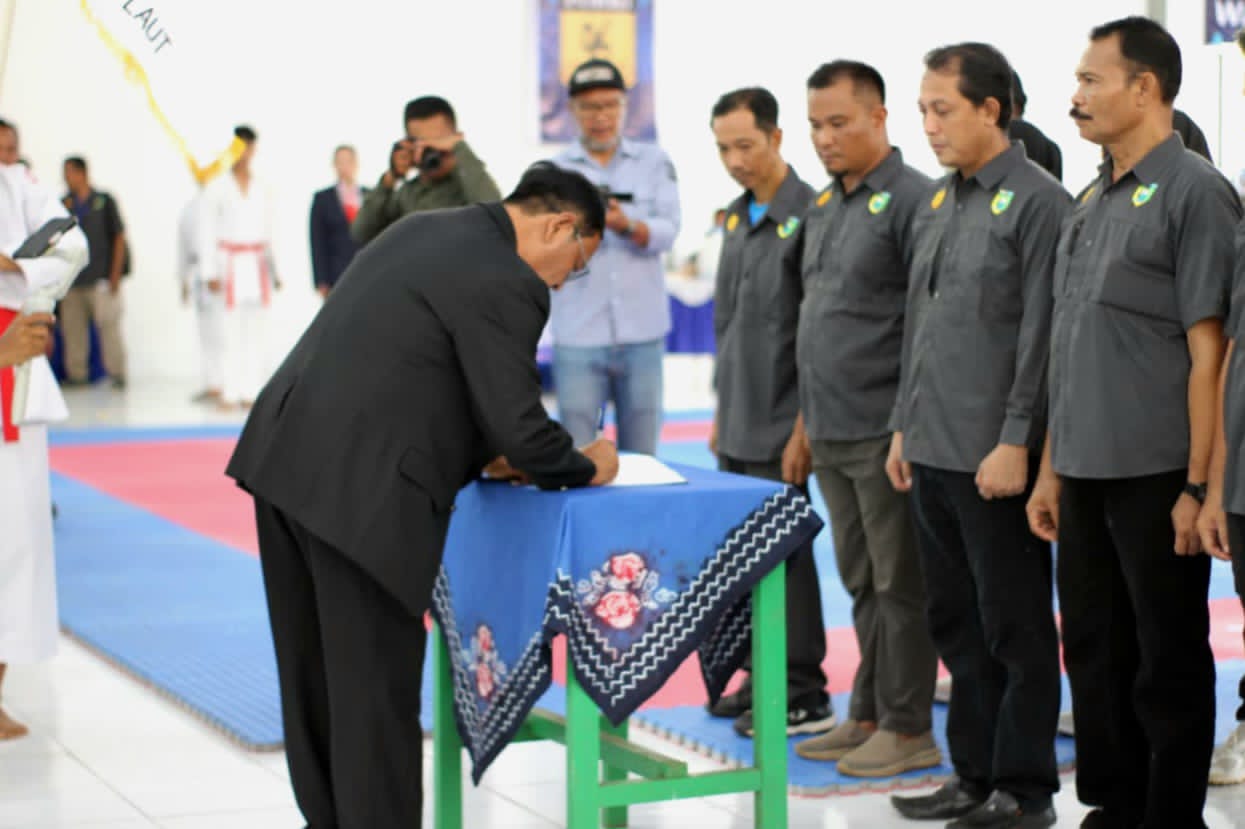 DIKUKUHKAN:Ketua Pengprov FORKI Kalsel, Sahbirin Noor menandatangani SK Pelantikan pengurus baru FORKI Cabang Tanah Laut periode 2024&ndash;2028, Sabtu (27/9/2025).