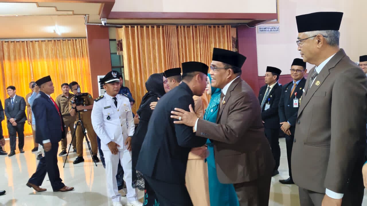 MOMEN:Kadis Perhubungan HSU, Moch Arifil bersalaman dengan Bupati dan Wakil Bupati HSU, H Sahrujani dan Hero Setiawan di Aula DR Idham Chalid, Senin (29/9/2025).