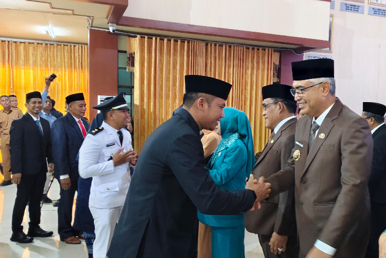 Kepala Dinas Perhubungan HSU Moch Arifil bersalaman dengan Wabup HSU Hero Setiawan, usai dilantik Bupati HSU Sahrujani di Aula Dr Idham Chalid, Senin (29/9).