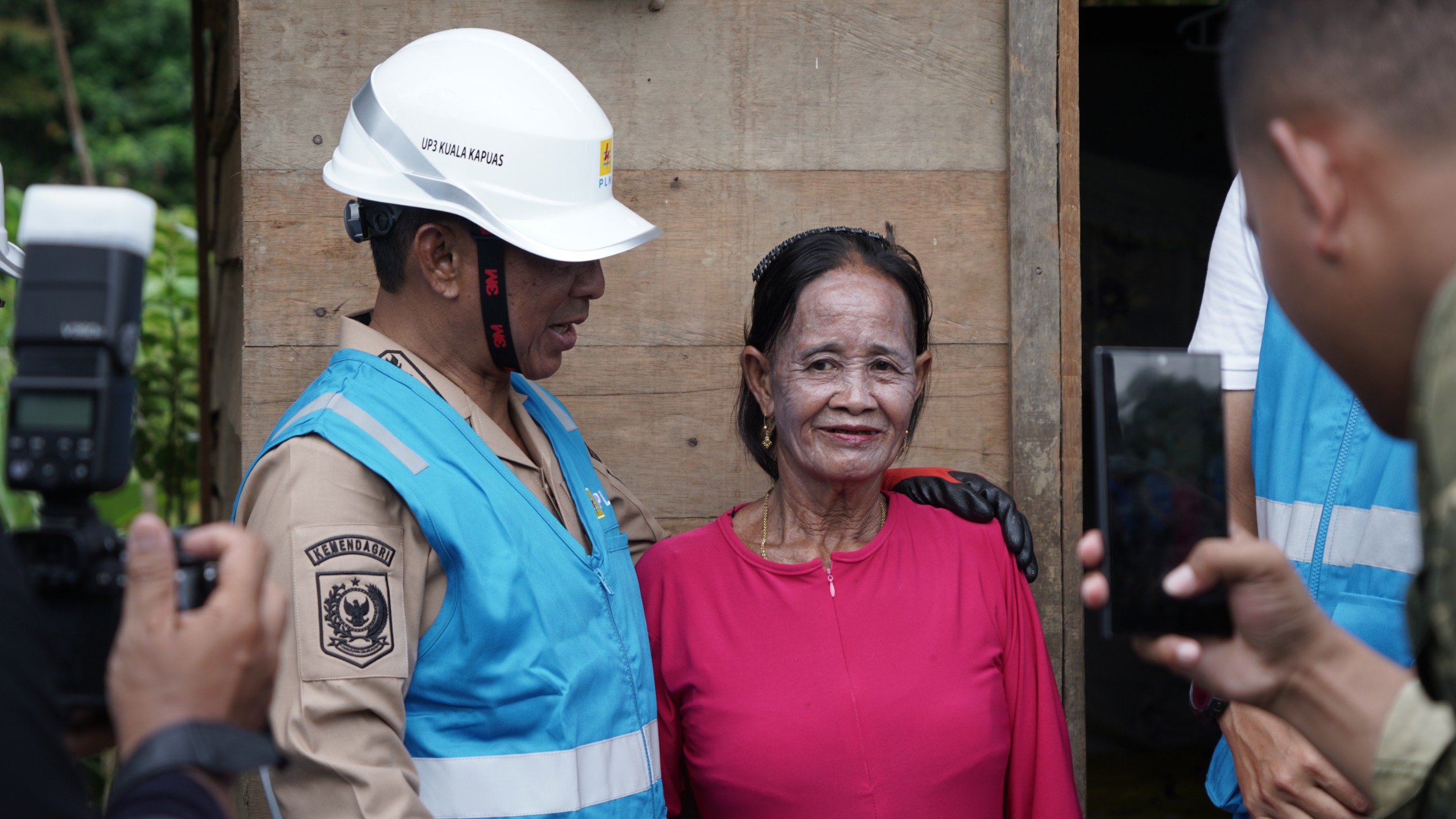 BERSYUKUR:Maria bersama keluarganya kini bisa menikmati istrik di rumah sederhana mereka berkat program LUTD PLN UID Kalselteng.