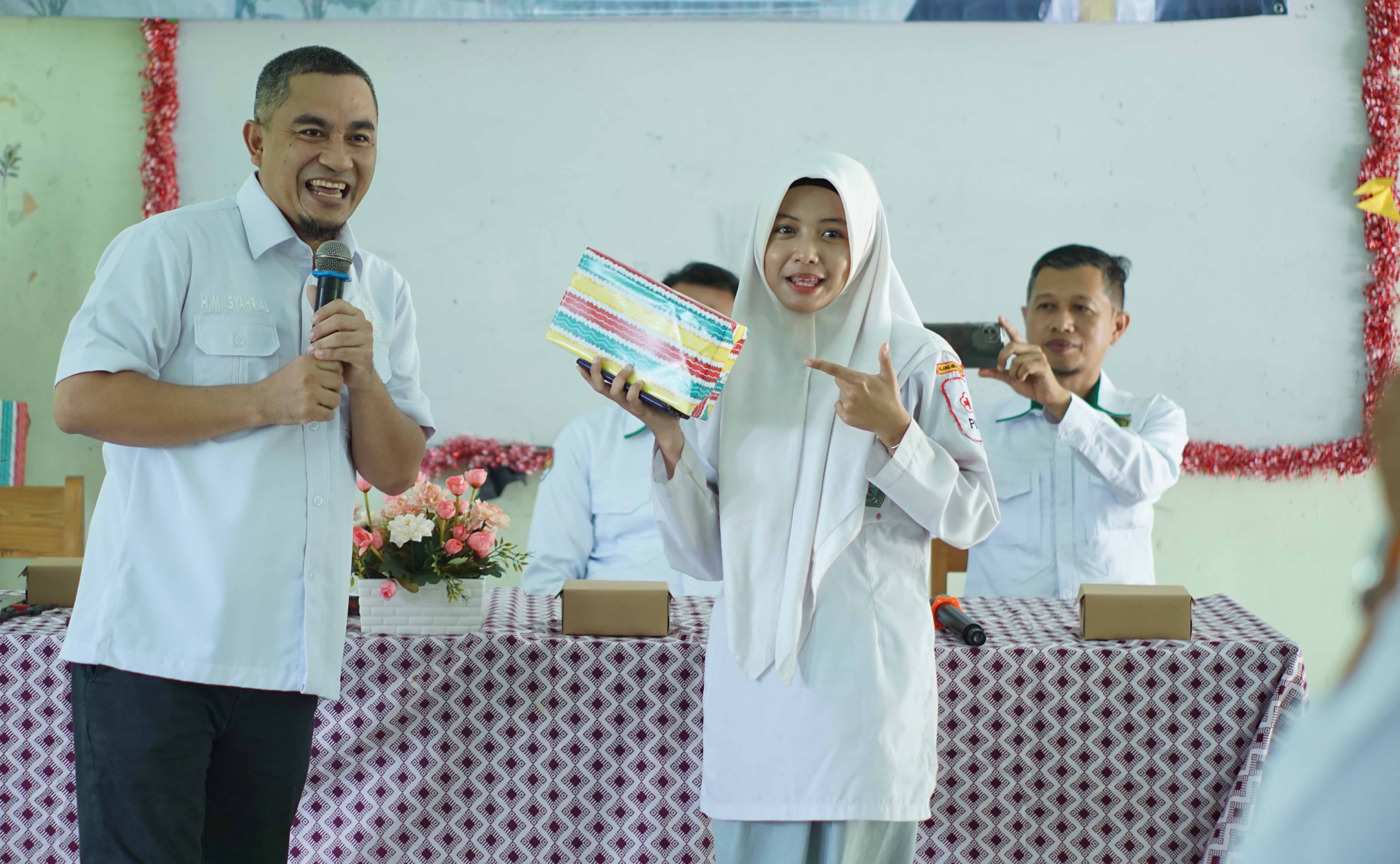 APRESIASI: Sejumlah siswa yang berani bertanya mendapatkan hadiah menarik dari Tim DMS sebagai bentuk apresiasi.