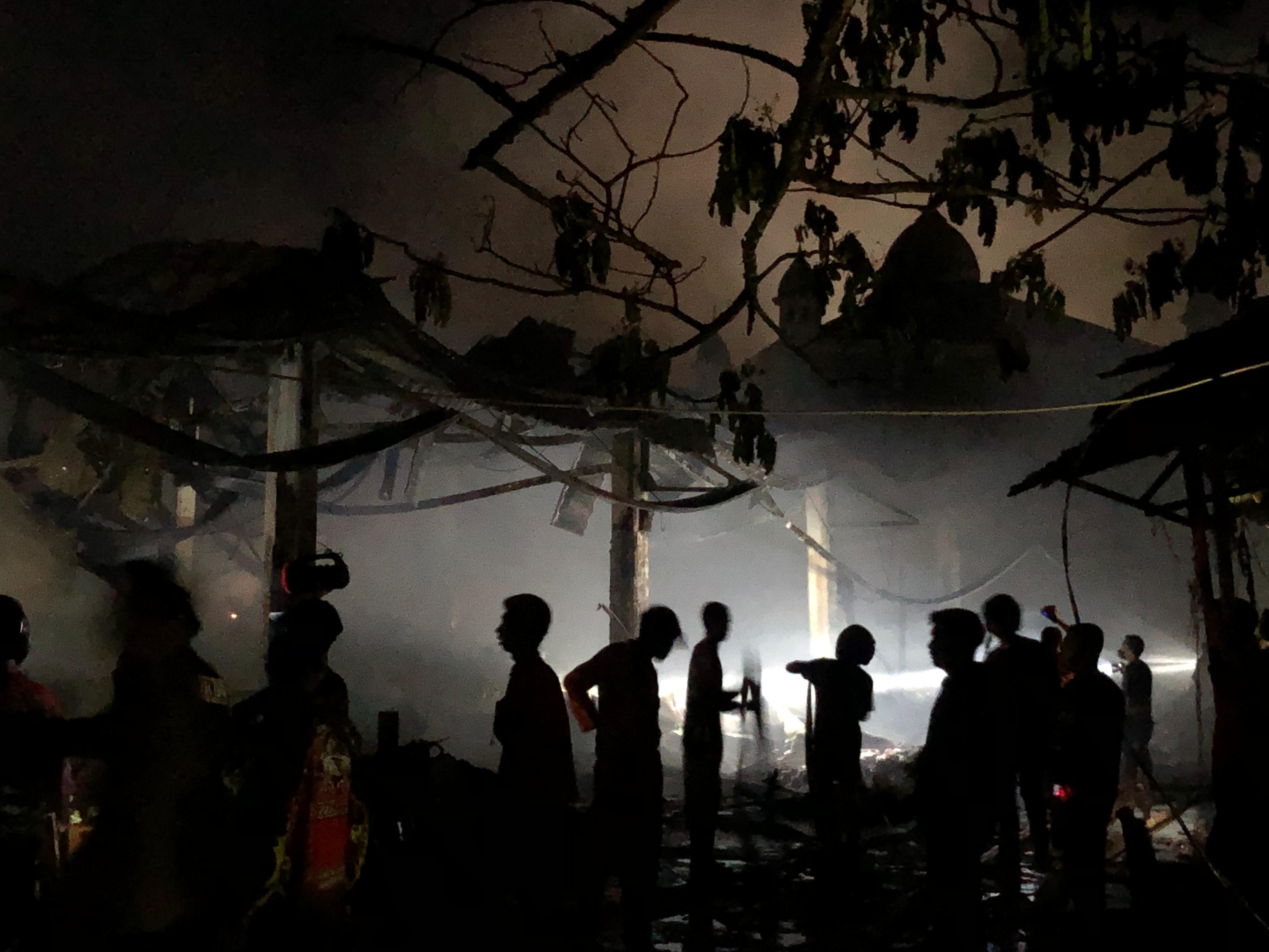 HANGUS: Situasi pendinginan pasar belakang Limbur Raya Kotabaru yang dilakukan Dinas Pemadam, relawan dan BPBD Kotabaru. Foto: Jumain/ Radar Banjarmasin.