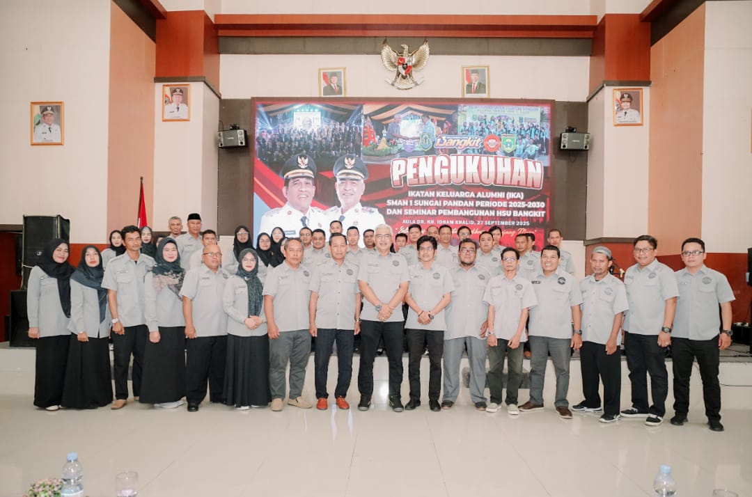 MOMEN: Wakil Bupati HSU Iwan Alabio resmi dikukuhkan sebagai Ketua IKA SMAN 1 Sungai Pandan di Aula Dr KH Idham Chalid. (Foto: Pemkab HSU)