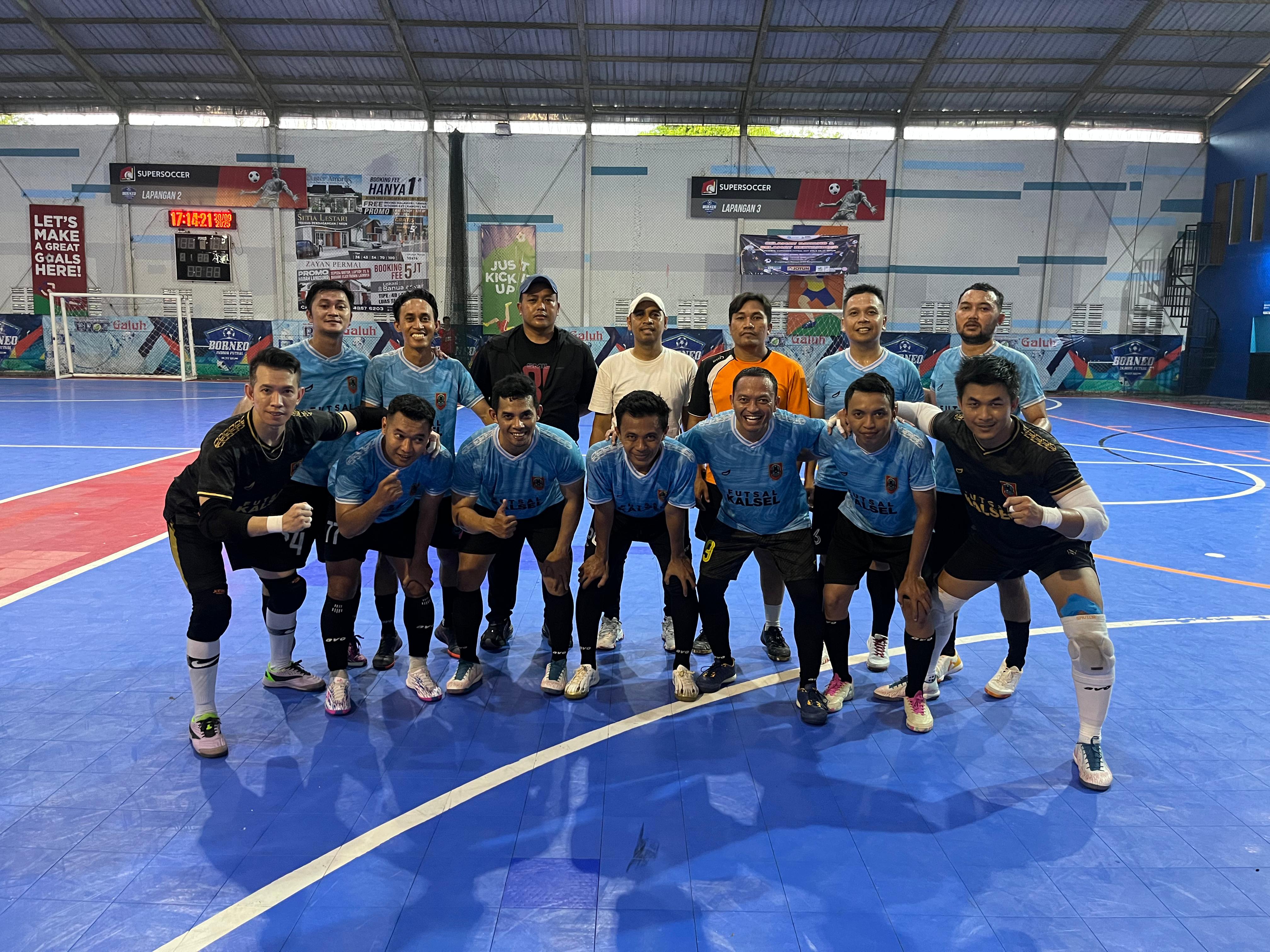 Skuad futsal Korpri Kalsel saat menjalani sesi latihan persiapan menghadapi Pornas XVII di Palembang, awal Oktober 2025. (M Idris Jian Sidik)