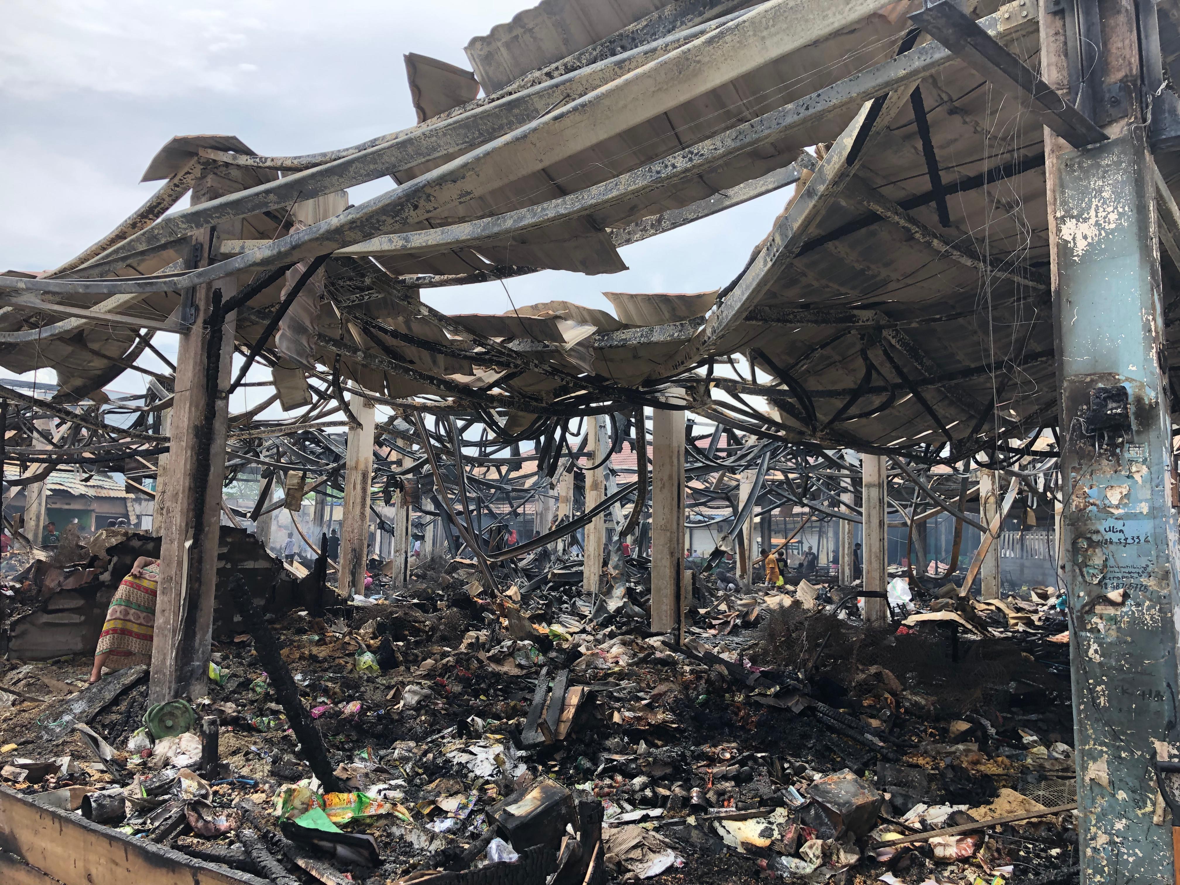SISA PUING: Situasi pasar belakang Limbur Raya Kotabaru banyak pengepul kumpulkan barang sisa yang tak terpakai. Foto: Jumain/ Radar Banjarmasin.