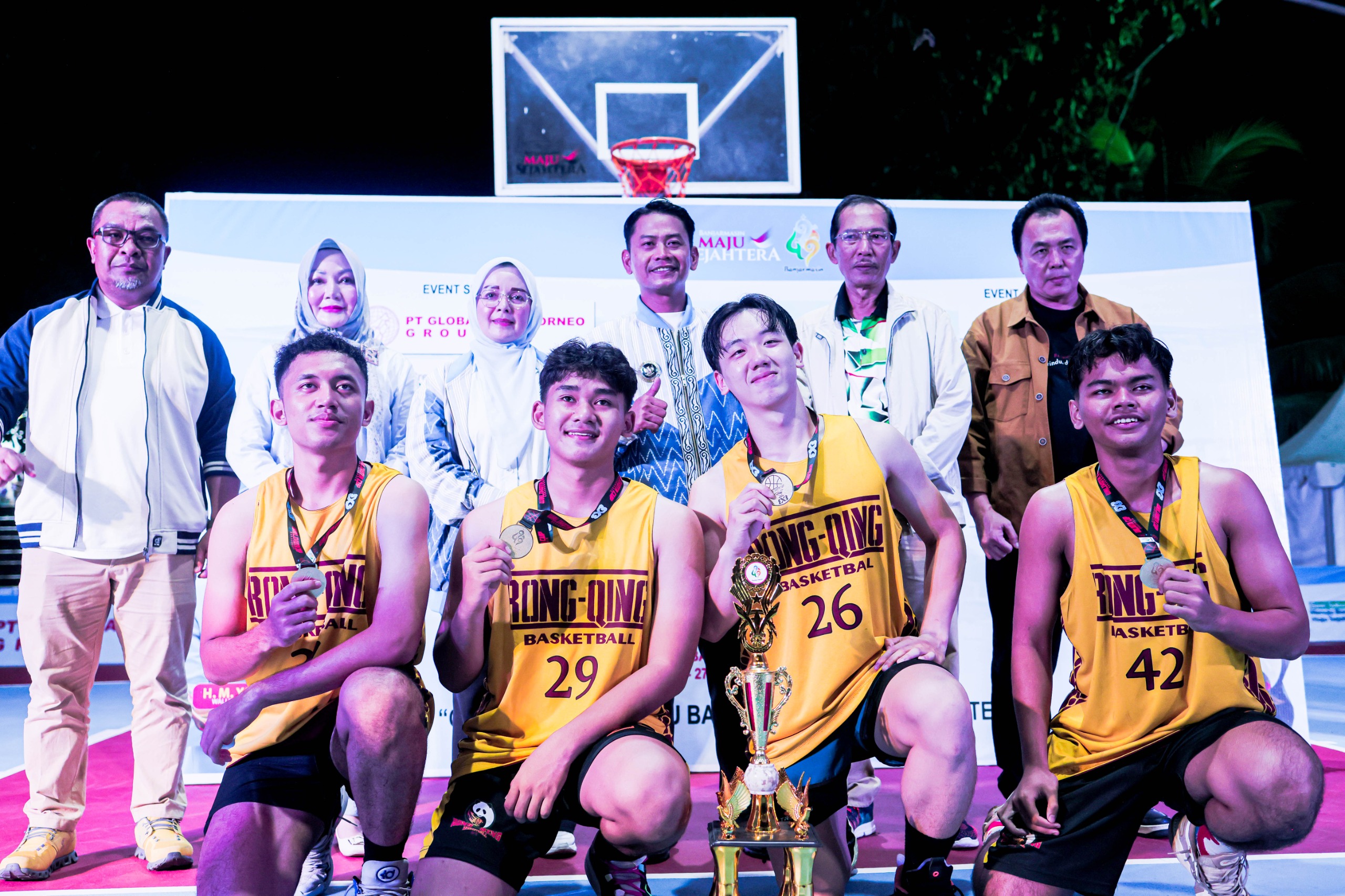 Para pemain Rong Qing berpose usai memastikan gelar juara KU18 Turnamen Basket 3x3 di Lapangan Basket Siring Bekantan, Banjarmasin. (M Idris Jian Sidik)