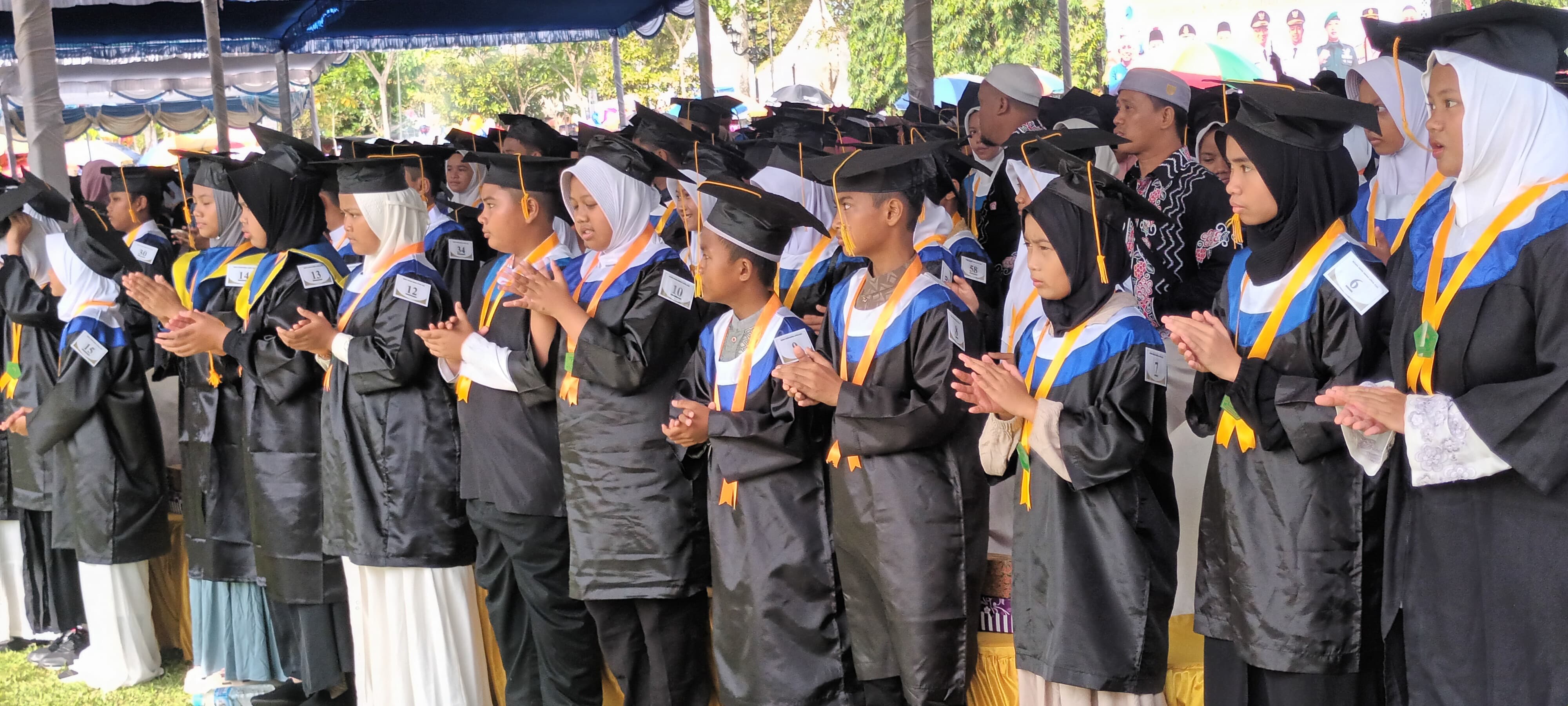 DIWISUDA: Para santri BKPRMI Tabalong saat mengikuti prosesi wisuda.