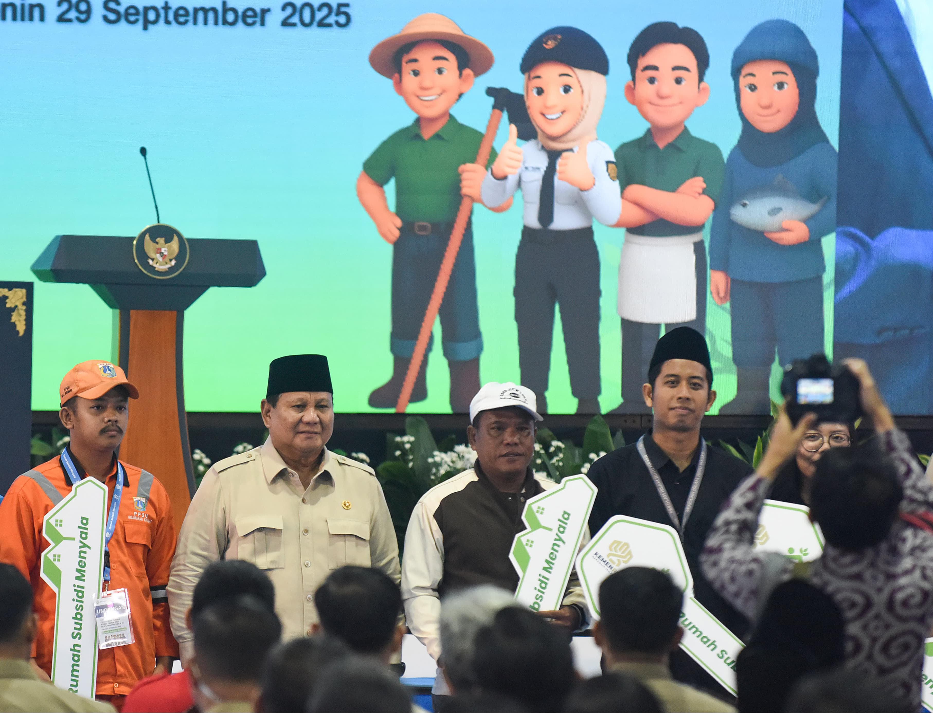 HADIR:Presiden RI Prabowo Subianto bersama perwakilan nasabah akad KPR Sejahtera FLPP di Cileungsi, Kabupaten Bogor, Senin (29/9).