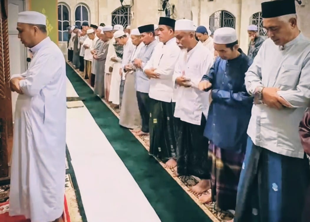 KHUSYUK:Bupati HSU H Sahrujani (empat kanan) melaksanakan kegiatan Bersuling di Kecamatan Amuntai Selatan dilanjutkan bincang dengan jamaah masjid usai menunaikan salat subuh, Senin (29/9/2025).