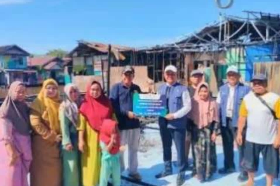 BANTUAN:Kepala Cabang Utama Bank Kalsel Suriadi saat menyerahkan bantuan kepada korban kebakaran di Kelayan, Banjarmasin Selatan, Rabu (7/9/2025).