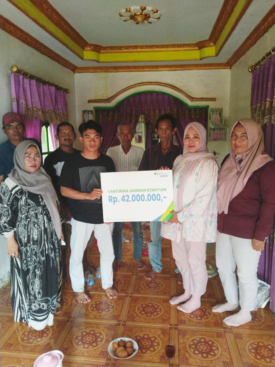 SANTUNAN:Penyerahan santunan kematian dari BPJS Ketenagakerjaan.