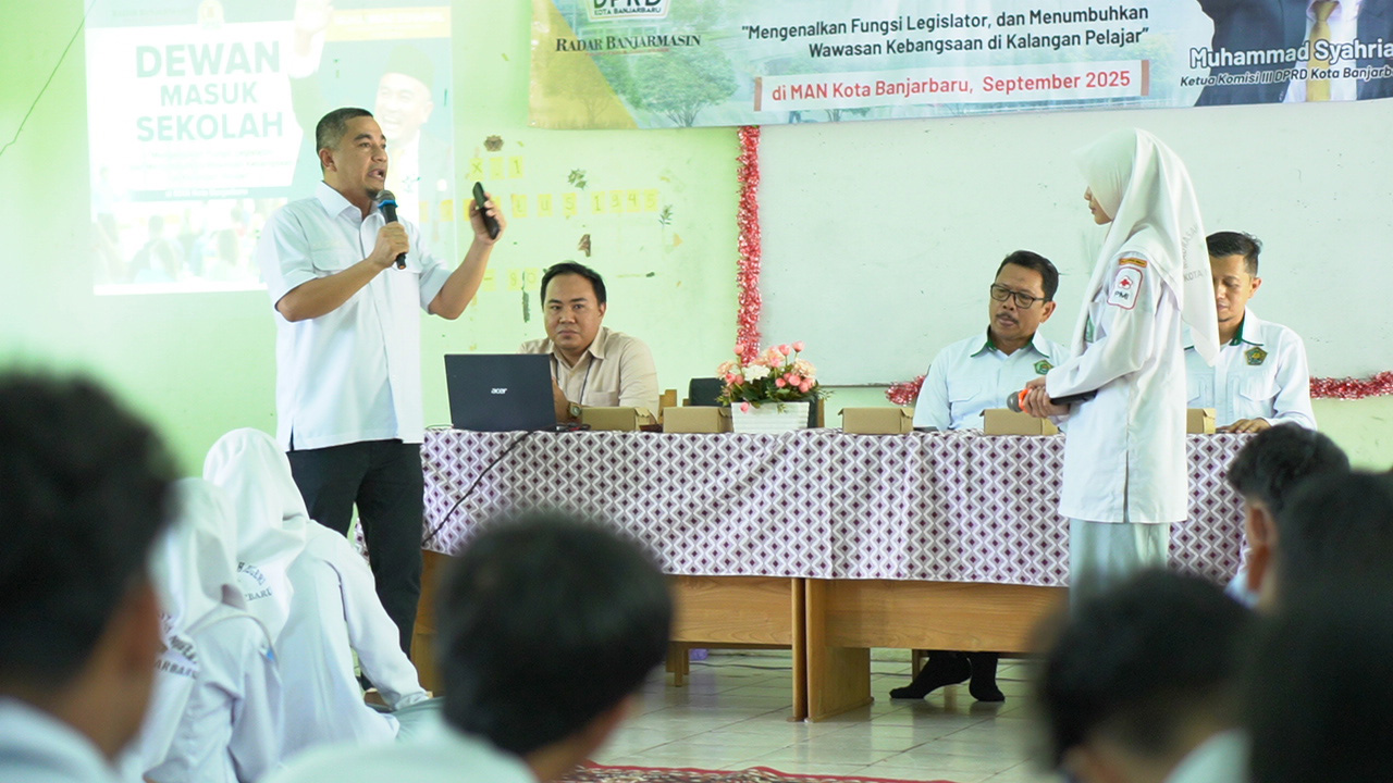 INTERAKSI: Suasana tanya jawab berlangsung hangat, siswa aktif melontarkan pertanyaan inspiratif yang dijawab langsung oleh Ketua Komisi III DPRD Kota Banjarbaru.