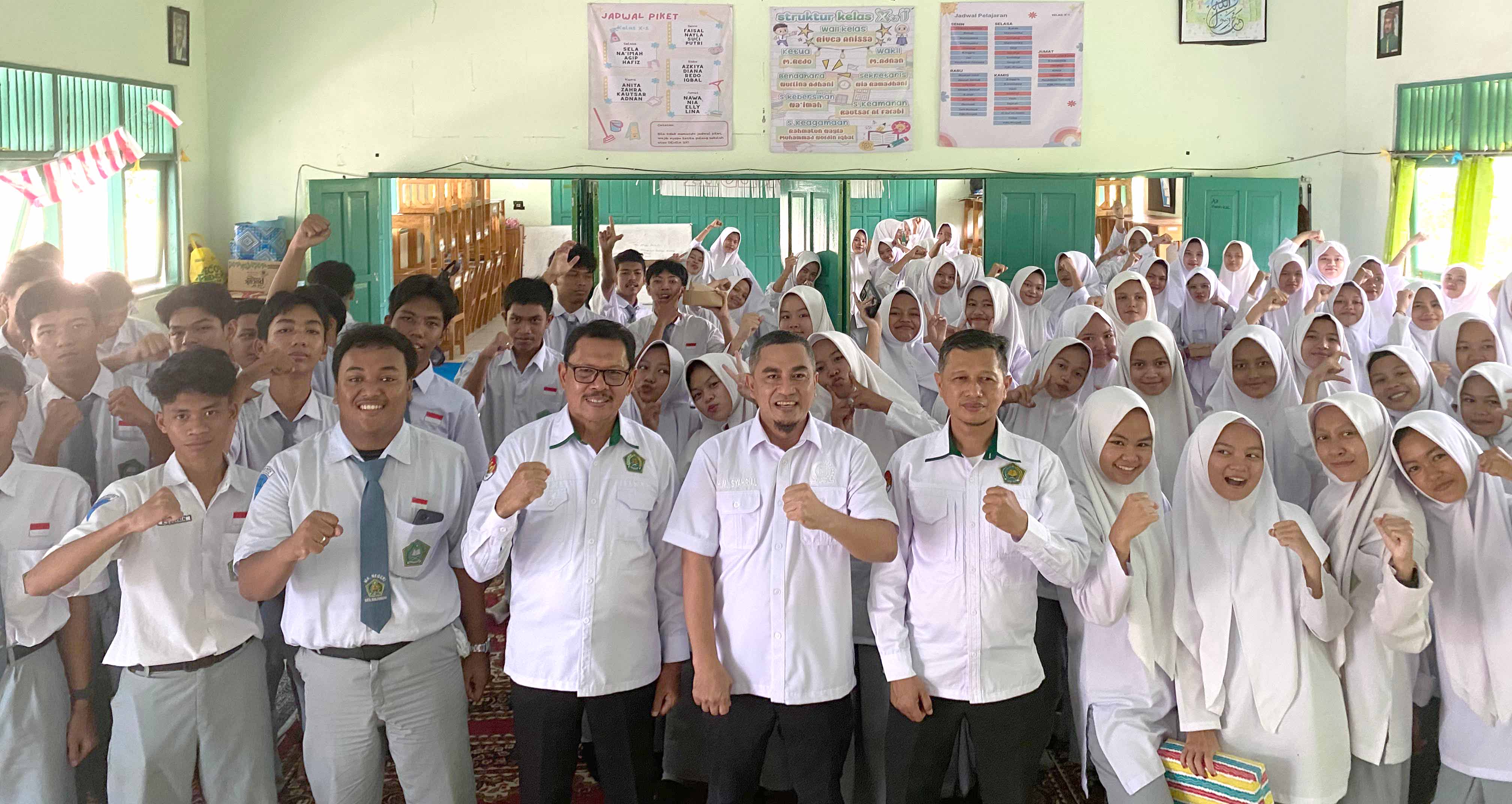 KEBERSAMAAN: Ketua Komisi III DPRD Banjarbaru H Muhammad Syahrial bersama guru dan siswa MAN Kota Banjarbaru berfoto usai pelaksanaan program Dewan Masuk Sekolah (DMS).
