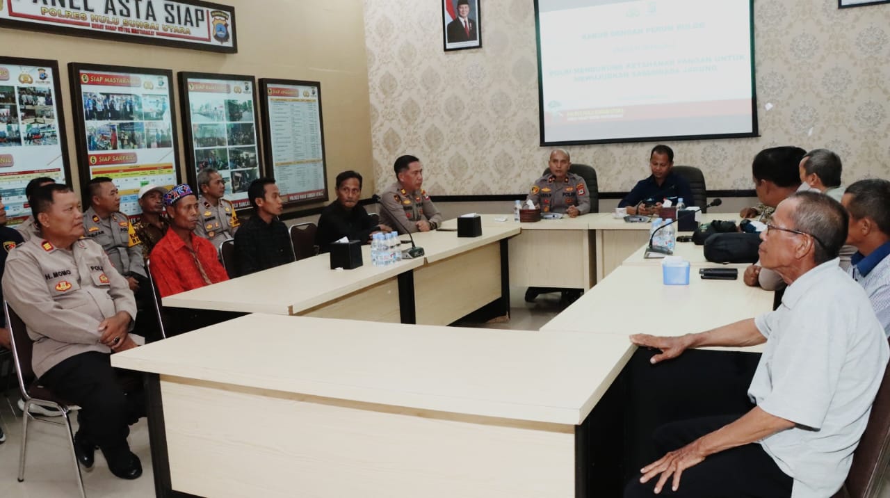 RAPAT KOORDINASI: Waka Polres HSU Kompol Aris Munandar saat memimpin kegiatan&nbsp; rakor ketahanan pangan bersama bulog dan kelompok tadi di ruang rupatama Polres HSU, Selasa (30/9/2025). (Foto: Istimewa)