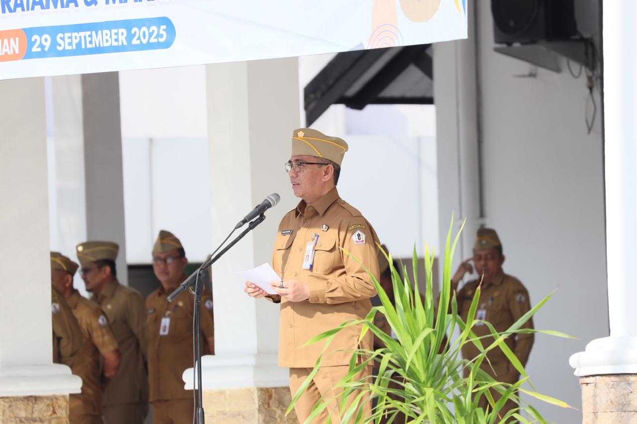 BERIKAN ARAHAN:Sekretaris Daerah H. Zulkipli Yadi Noor, menyampaikan arahanya dihadapan sejumlah ASN saat apel gabungan.