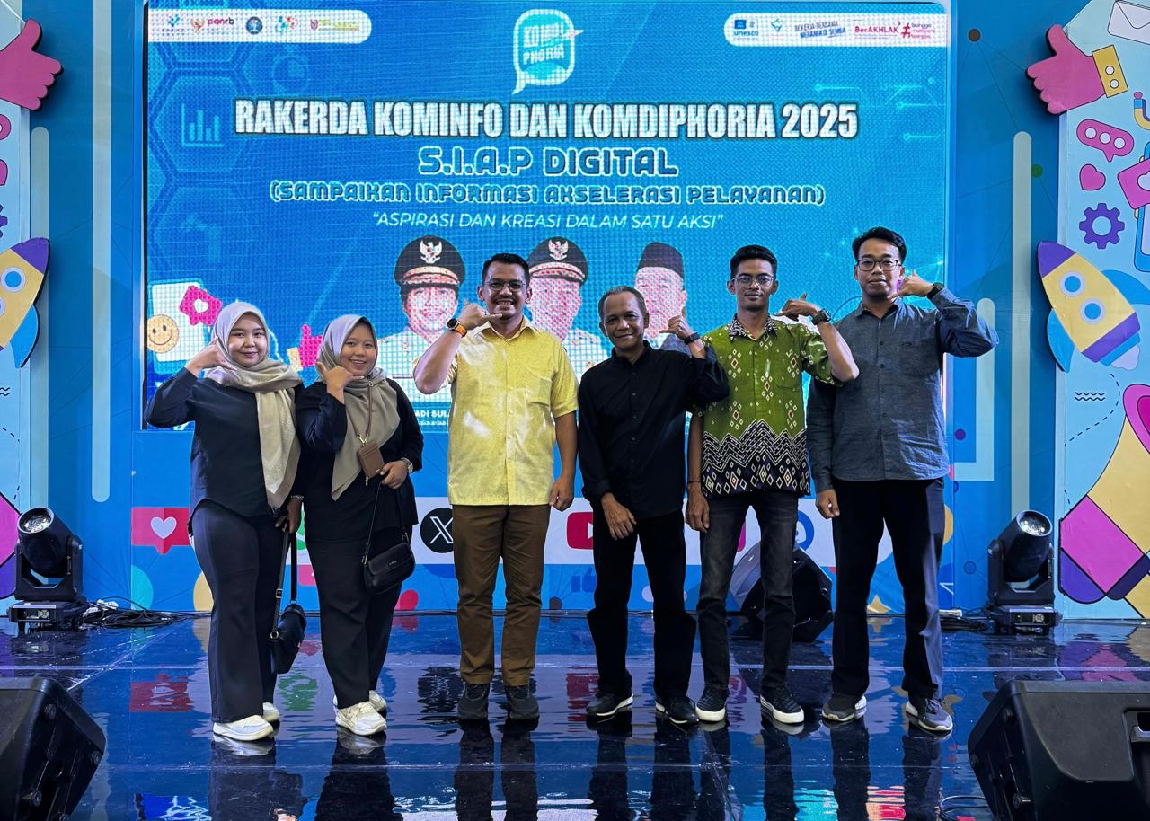 MOMENTUM:Kadis Kominfo Aris Saputra bersama pegawainya mengabadikan kegiatan seusai rakerda.