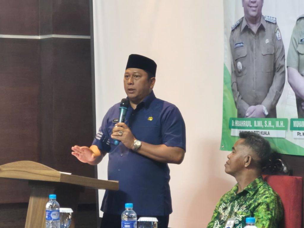 PEMBEKALAN:Bupati Barito Kuala H Bahrul Ilmi memberikan sambutan pelatihan peningkatan kapasitas tata kelola Badan Usaha Milik Desa (BUMDes) se-Kecamatan Bakumpai.