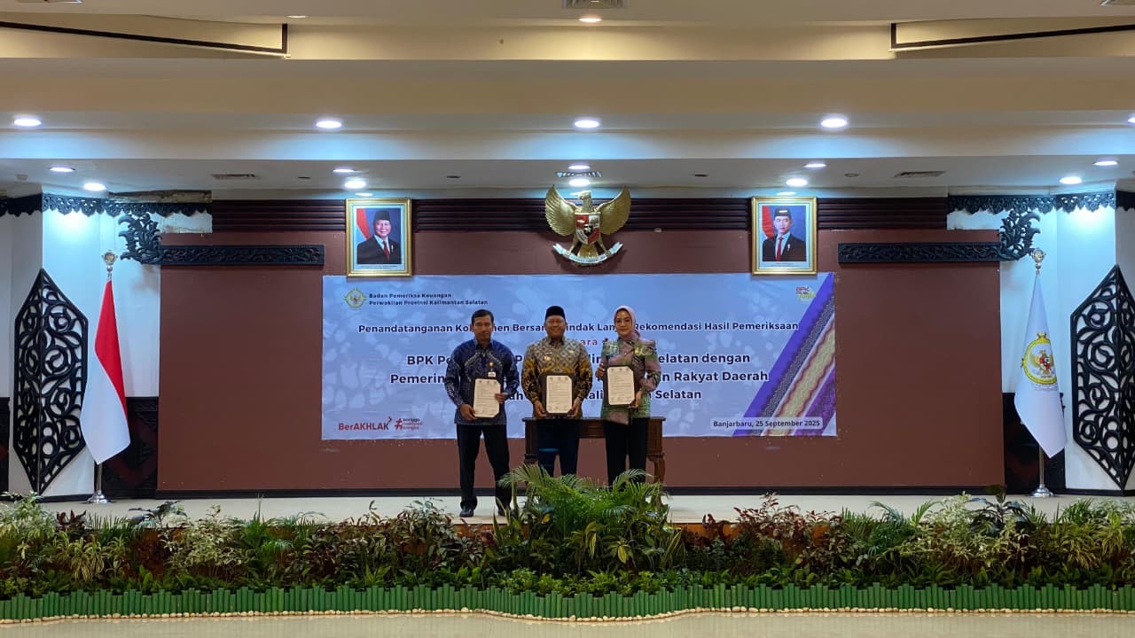 PRESTASI:Bupati Barito Kuala H Bahrul Ilmi (tengah) saat menerima penghargaan Peringkat 2 TLRHP Semester I 2025.