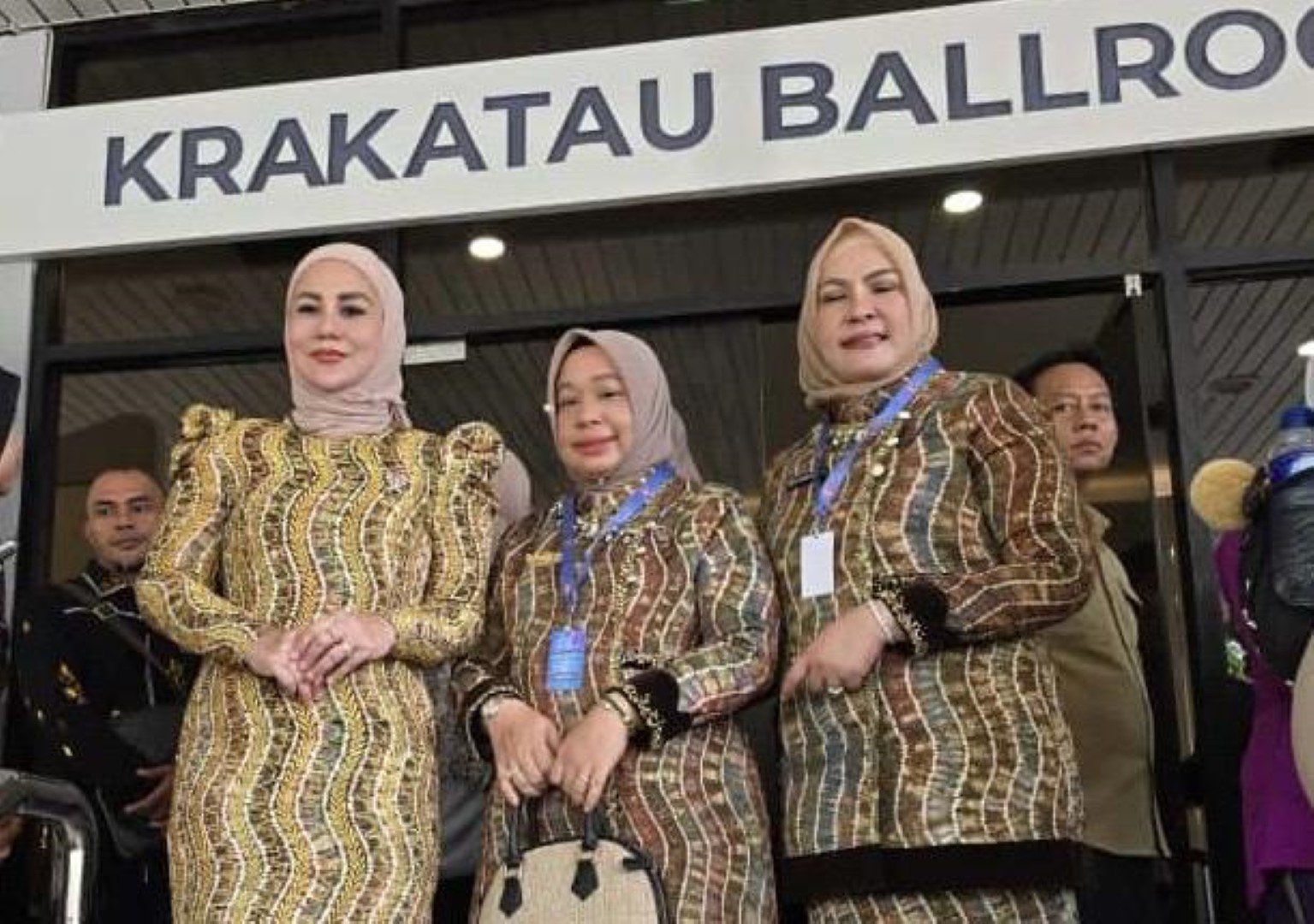 RAKERNAS:Ketua Dekranasda Kabupaten Barito Kuala (Batola), Hj Noor Hayati Bahrul Ilmi (tengah) seusai menghadiri Rapat Kerja Nasional (Rakernas) Dewan Kerajinan Nasional Tahun 2025 yang digelar di Jak