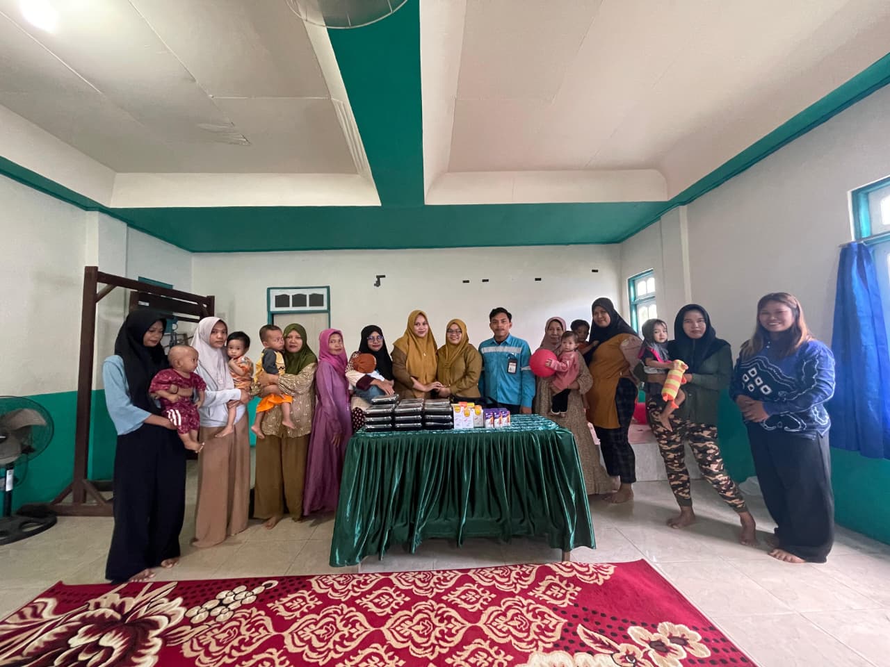 KEBERSAMAAN: Manajemen PAMA ARIA berfoto bersama Pemerintah Desa Sungai Danau usai kegiatan program pencegahan stunting.