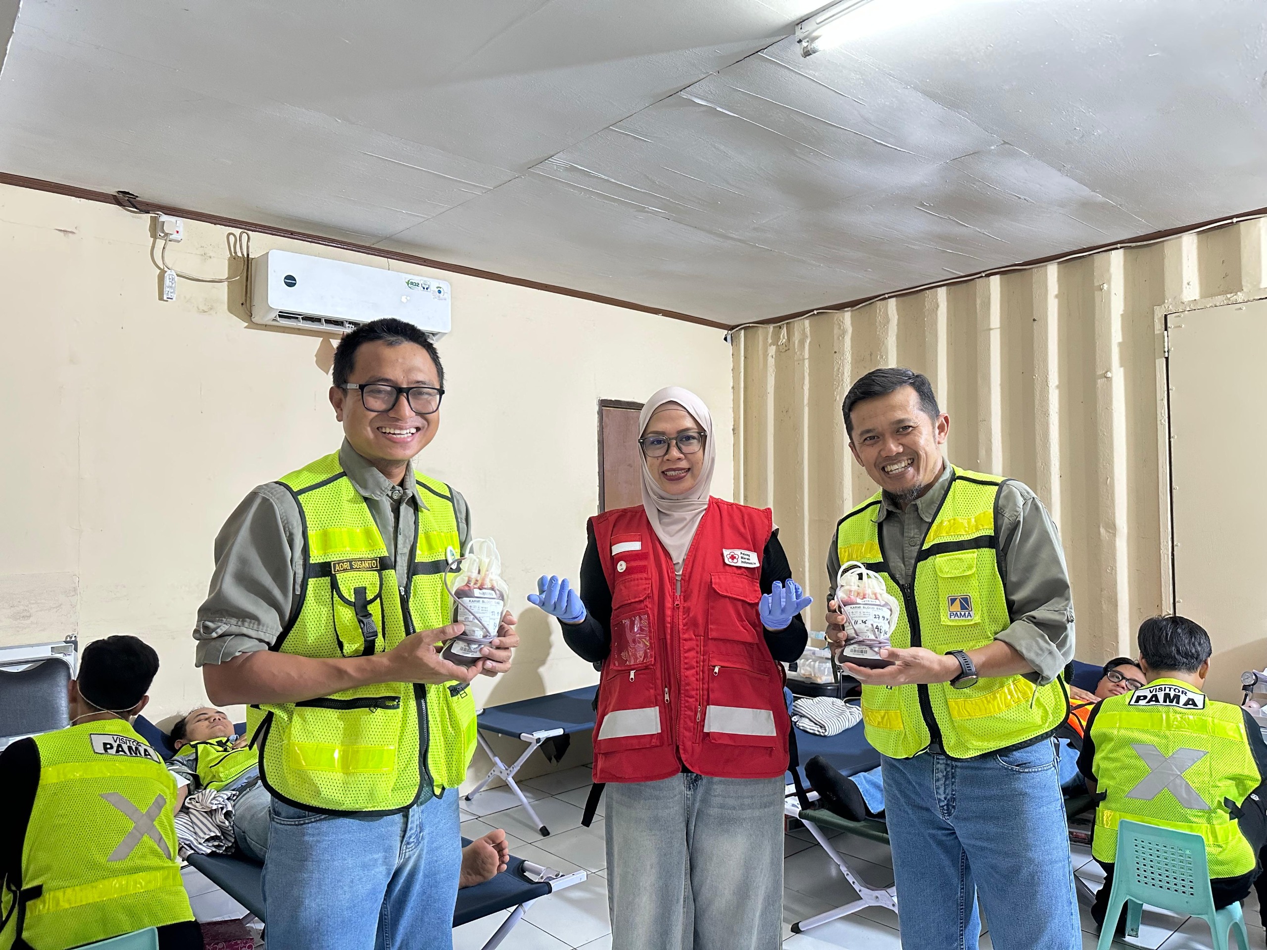 PEDULI SESAMA: Karyawan PAMA ARIA berpartisipasi dalam kegiatan donor darah memperingati HUT PAMA ke-32 di Tanah Bumbu