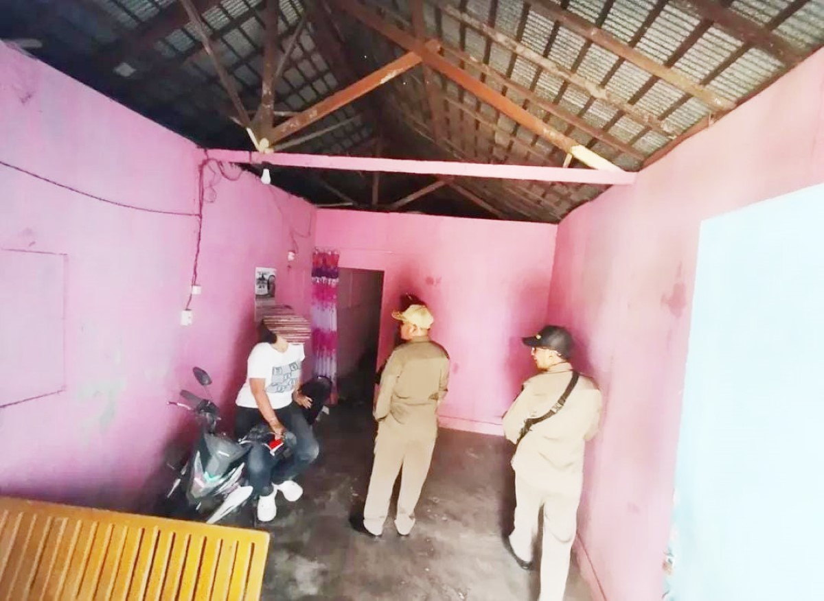 DIAMANKAN: Petugas Satpol PP Banjarbaru saat mengamankan seorang wanita yang diduga sebagai pekerja seks komersial (PSK) di eks lokalisasi Pembatuan, Selasa (30/9).