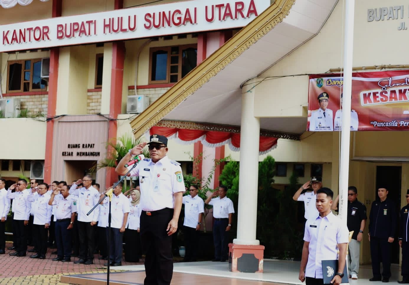 MOMEN:Bupati Kabupaten HSU, H Sahrujani pimpin peringatan Hari Kesaktian Pancasila di halaman Kantor Bupati HSU, Rabu (1/10/2025).