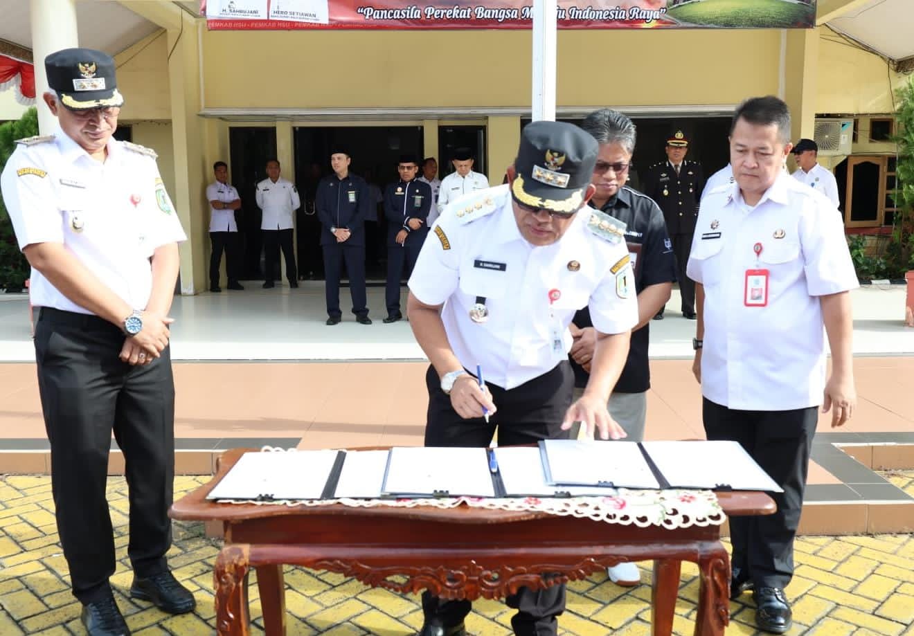 TANDA TANGAN:Wakil Bupati HSU, Hero Setiawan dan Sekda HSU, Adi Lesmana mendampingi Bupati HSU, H Sahrujani meneken kerja sama dengan Bank Kalsel di Halaman Kantor Bupati HSU, Rabu (1/10/2025).