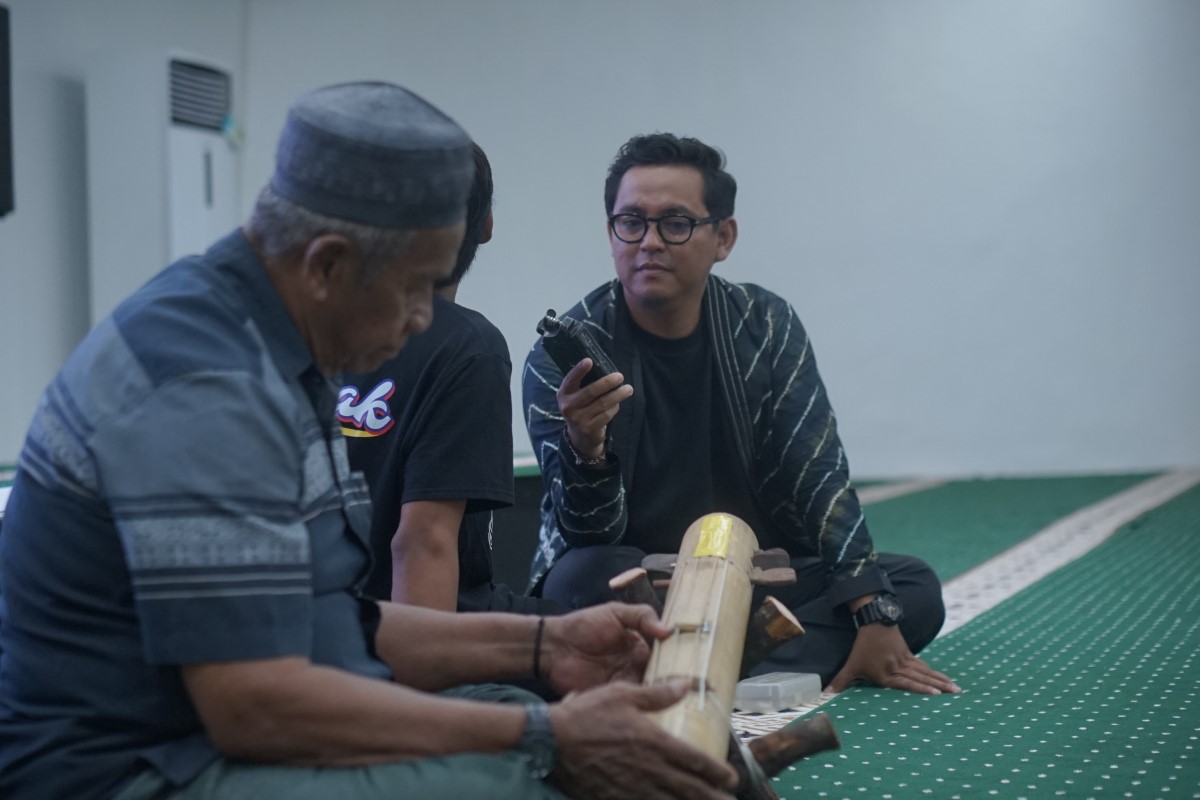 BUDAYA: Mbo Riduan main Sattuang mengiringi Iko-Iko yang dilantunkan Roman dari Suku Bajau Samah Kotabaru