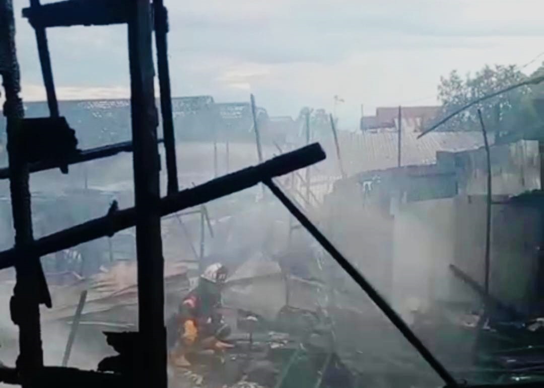MUSIBAH: Kebakaran hebat terjadi di RT 06 Desa Palimbangan Sari, Kecamatan Haur Gading, Kabupaten Hulu Sungai Utara, Provinsi Kalimantan Selatan, Rabu (1/10/2025). (Foto: Relawan)