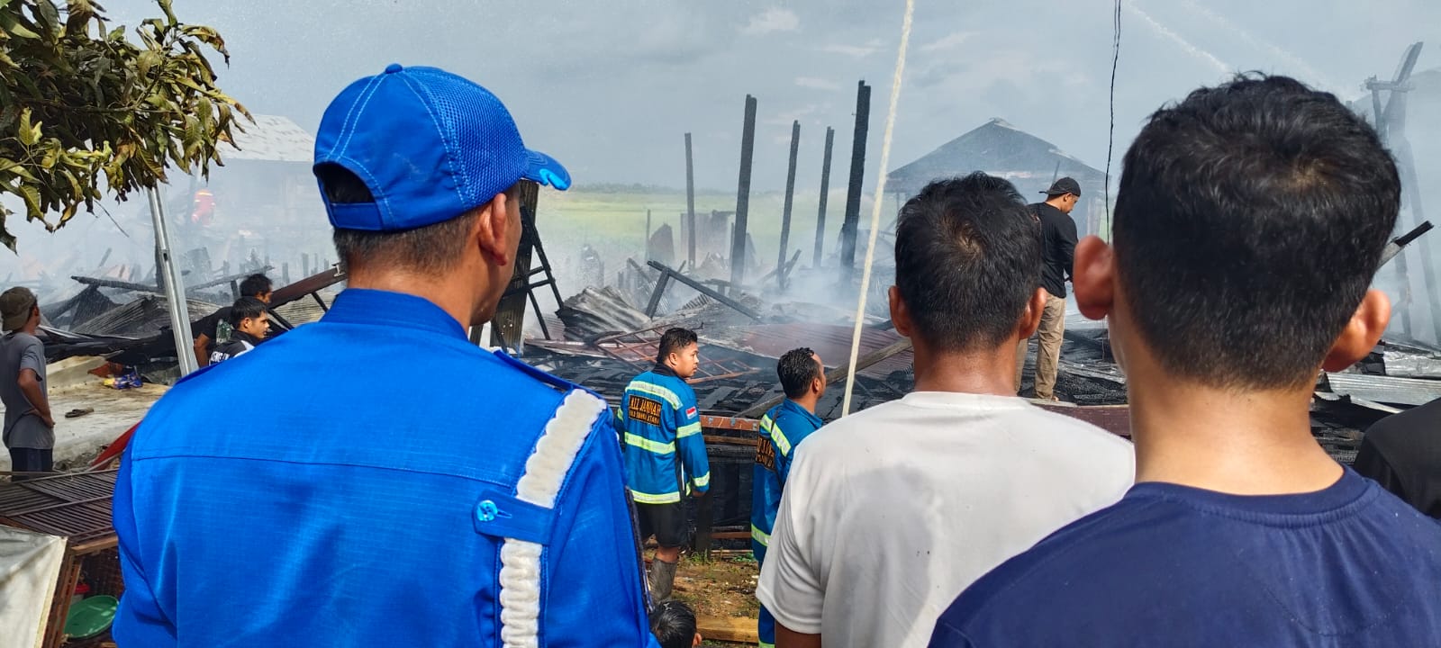 MUSIBAH: Kebakaran hebat terjadi di RT 06 Desa Palimbangan Sari, Kecamatan Haur Gading, Kabupaten Hulu Sungai Utara, Provinsi Kalimantan Selatan, Rabu (1/10/2025). (Foto: Relawan)