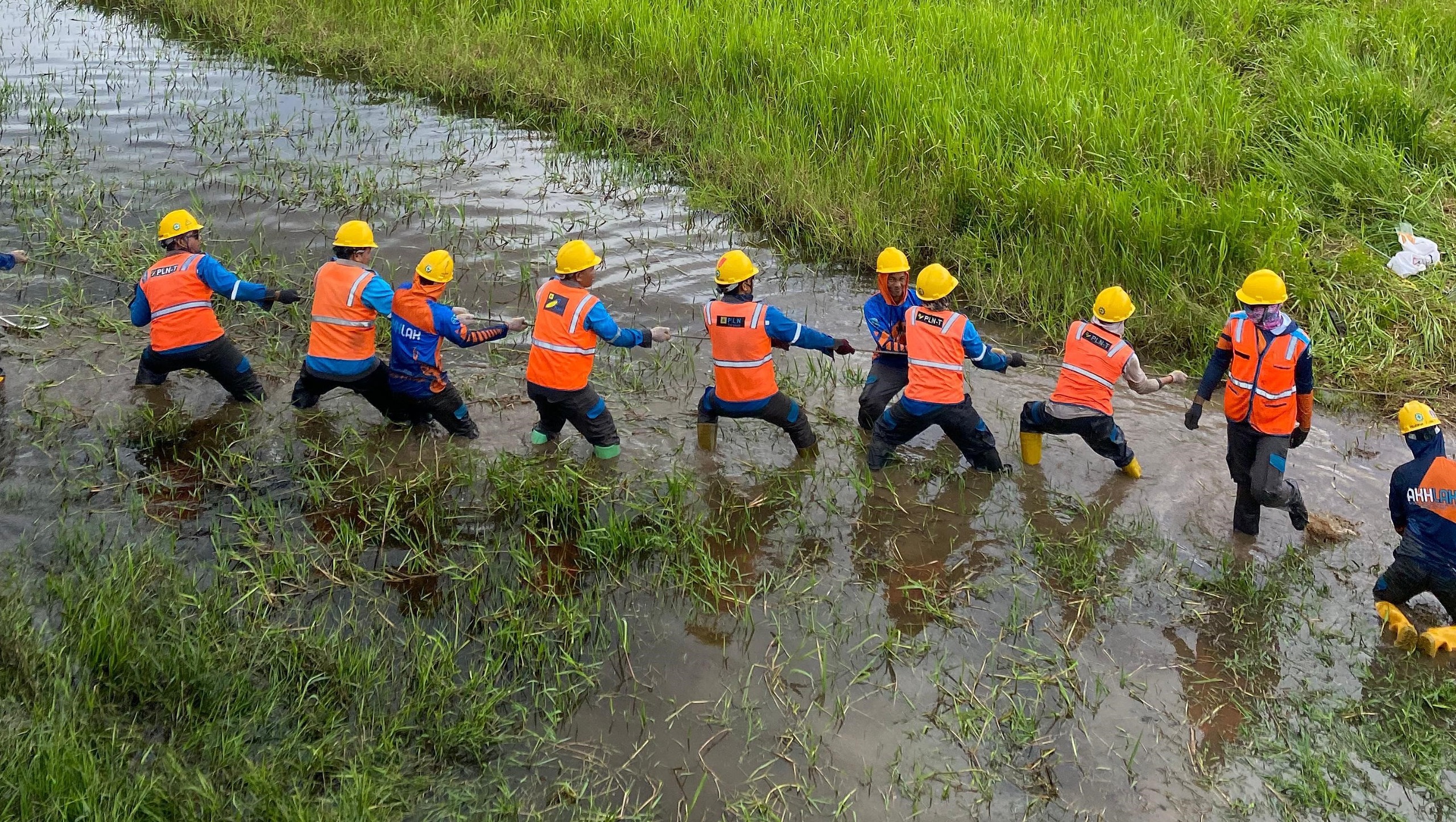 SIAP SIAGA: Petugas Yantek PLN selalu hadir melakukan perbaikan agar listrik terus menyala ke pelanggan.(Foto-foto: PLN UID Kalselteng)