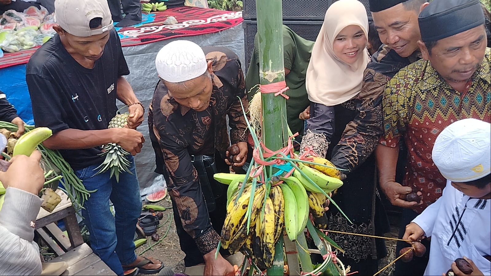 Usai berdoa dan makan bersama, hasil panen petani dibagikan kepada warga desa. Tradisi ini terus dijaga sebagai wujud syukur atas berkah alam.