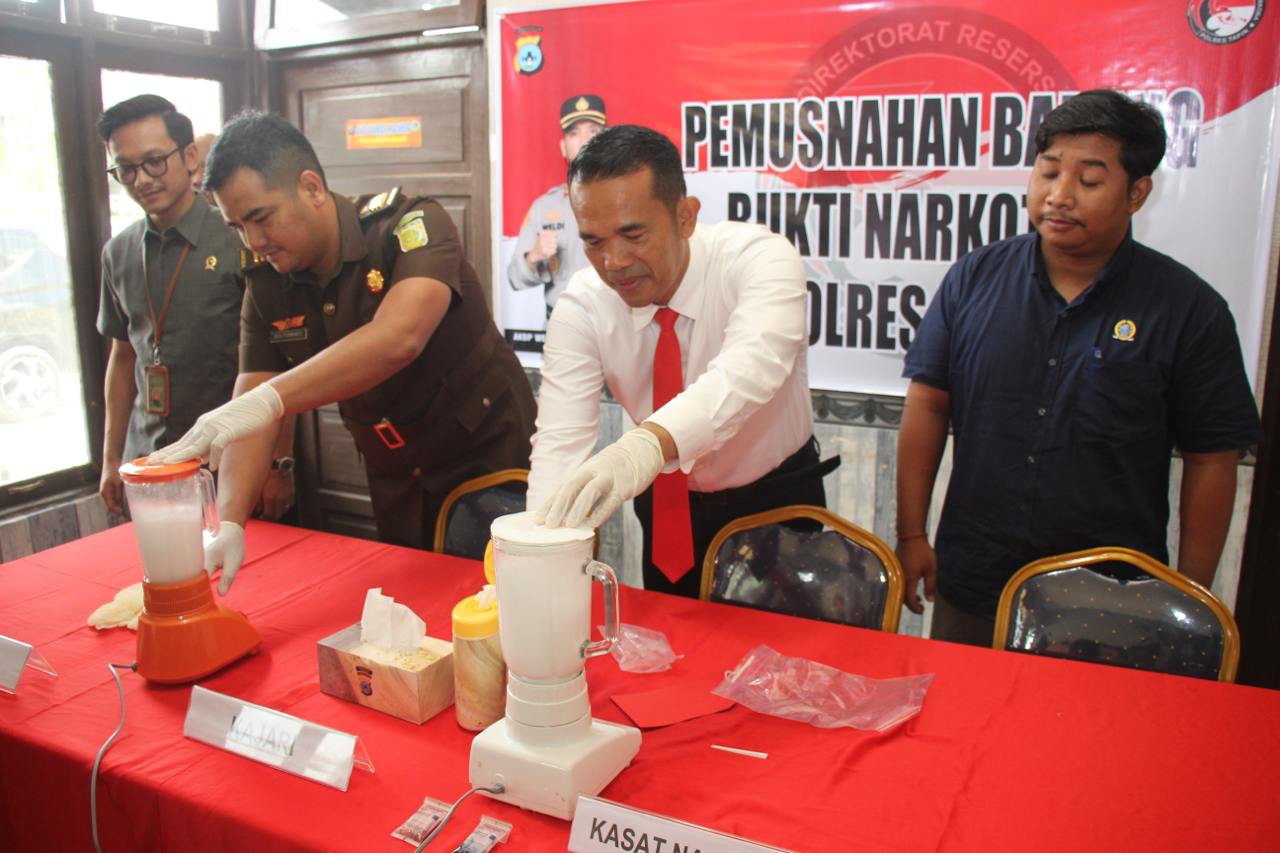 DIBLENDER: Kasat Narkoba Polres Tapin Iptu Arifin Helda Simbolon bersama perwakilan Kejaksaan Negeri Tapin memusnahkan barbuk sabu. Foto Humas Polres Tapin