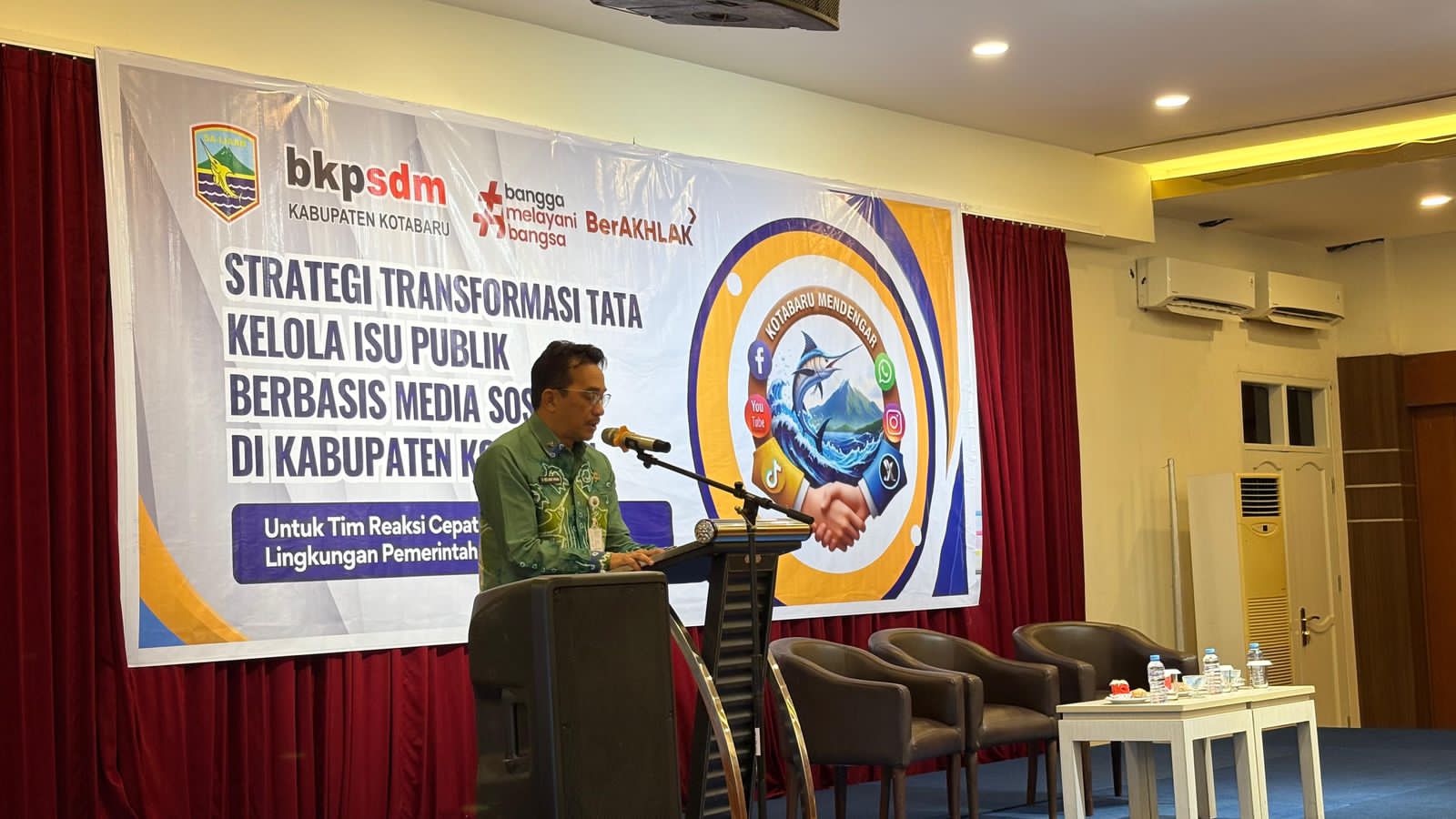 SAMBUTAN:Asisten Administrasi Umum Setdakab Kotabaru, Slamet Riyadi saat memberikan sambutan.