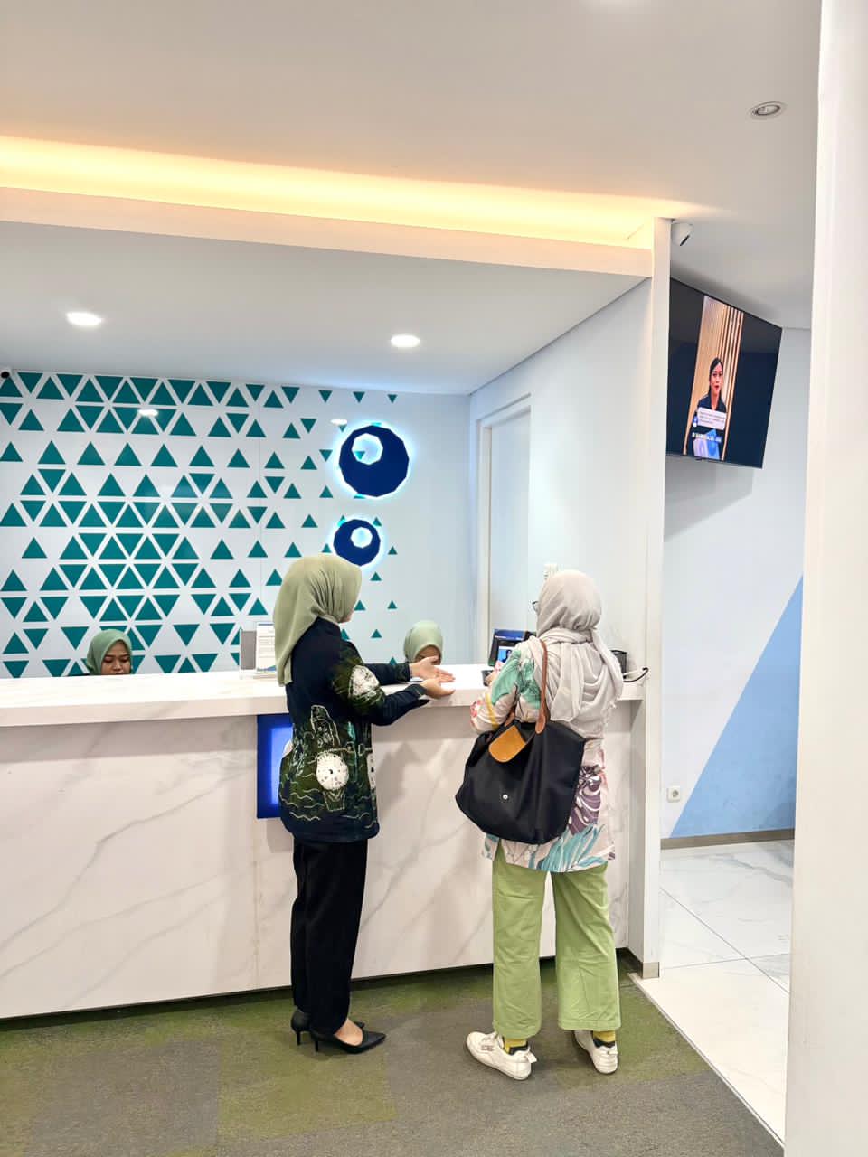 SASIRANGAN:Karyawan Bank Kalsel menggunakan seragam sasirangan saat melayani nasabah.