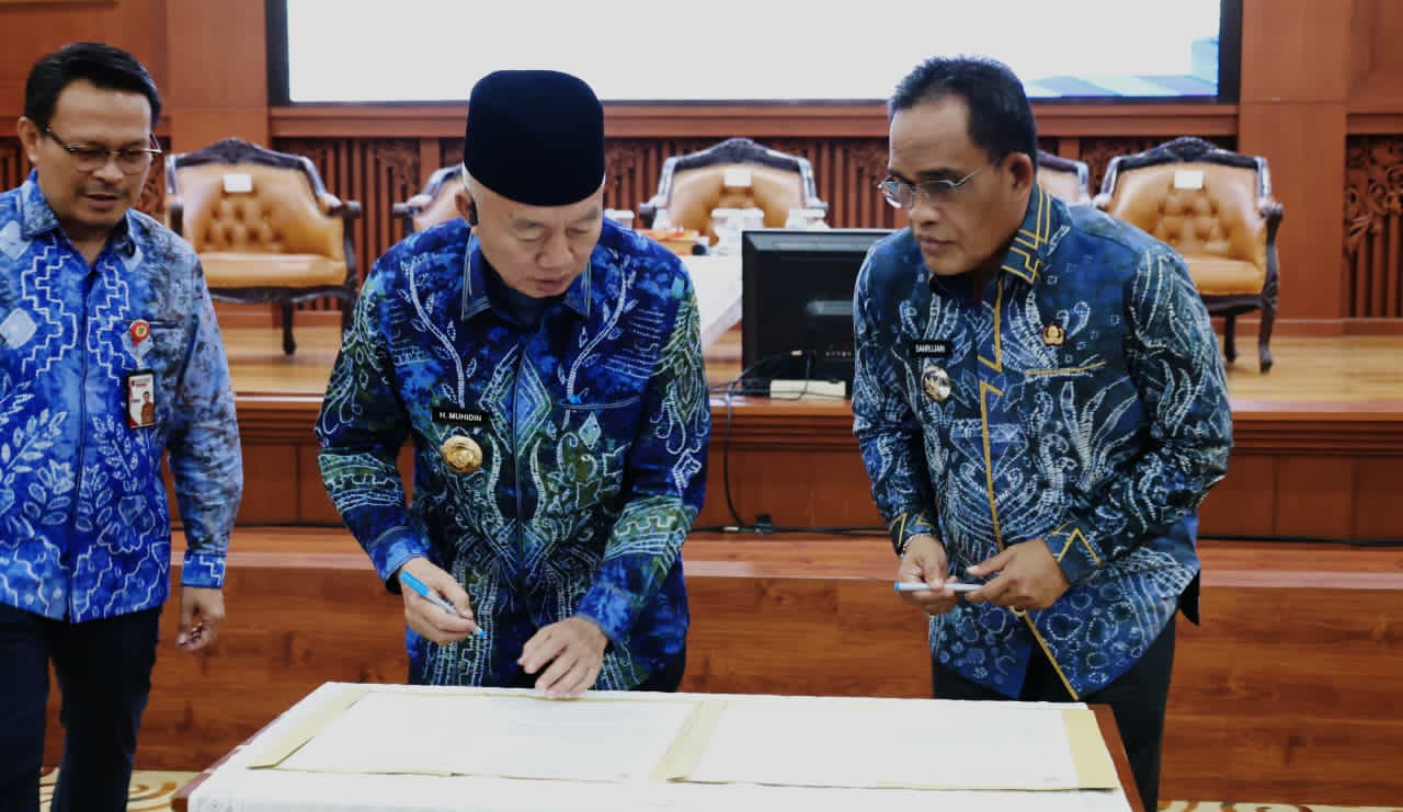 MOMEN:Bupati Kabupaten Hulu Sungai Utara (HSU), H Sahrujani teken komitmen bersama Gubernur Kalsel, H Muhidin di Aula Dr KH Idham Chalid Kota Banjarbaru, Kamis (2/10/2025).