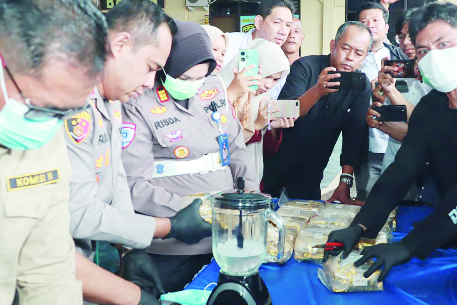 PEMUSNAHAN BARBUK: Jalannya&nbsp; pemusnahan narkotika jenis sabu-sabu seberat 19 kilogram lebih di Pendopo Tathya Dharaka, di Mapolres Banjar, Rabu (19/9).