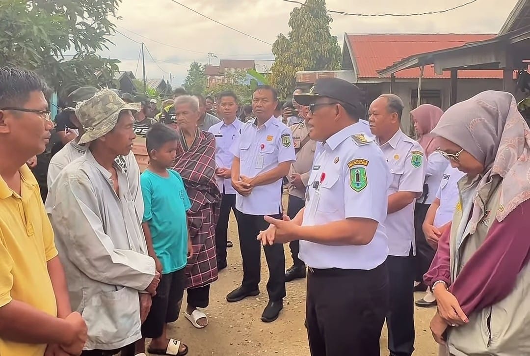 HADIR: Bupati HSU H Sahrujani hadir di lokasi kebakaran di Desa Palimbangan Gusti, Kecamatan Haur Gading, untuk memberikan dukungan ke korban kebakaran.