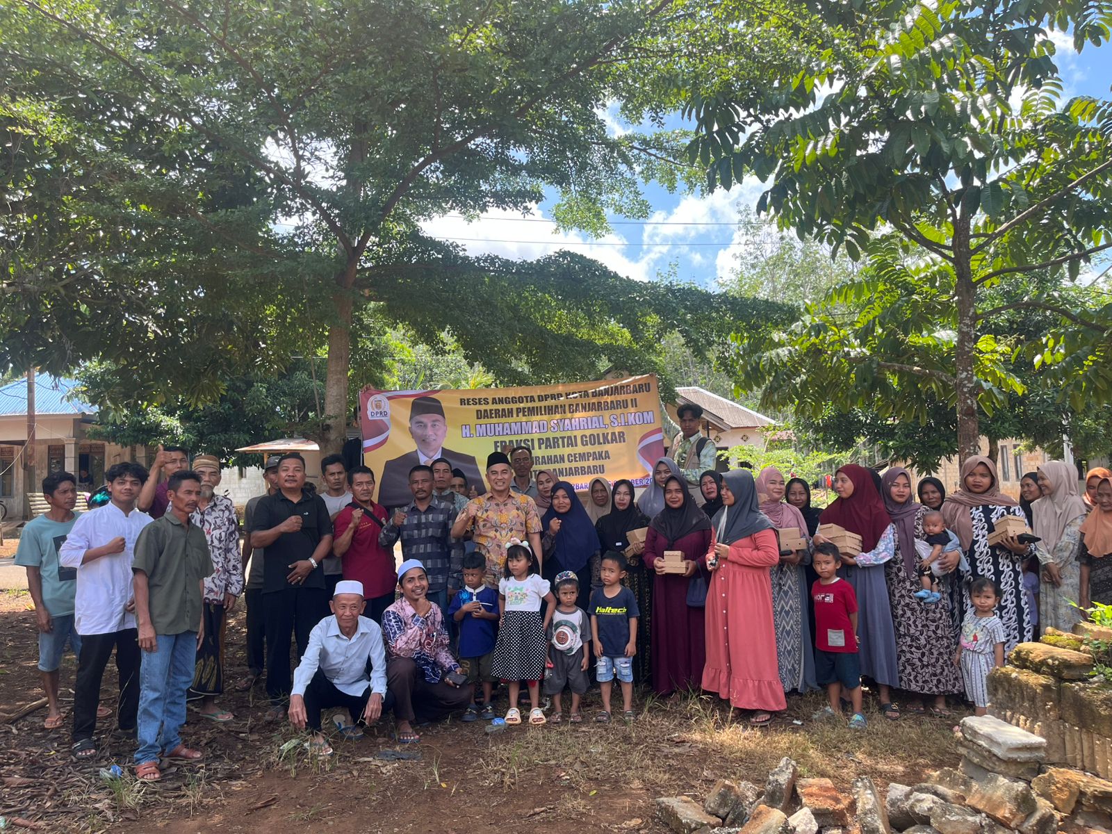 KEBERSAMAAN &ndash; H Muhammad Syahrial berfoto bersama warga usai pelaksanaan reses di Batu Ampar, Kecamatan Cempaka, Banjarbaru.